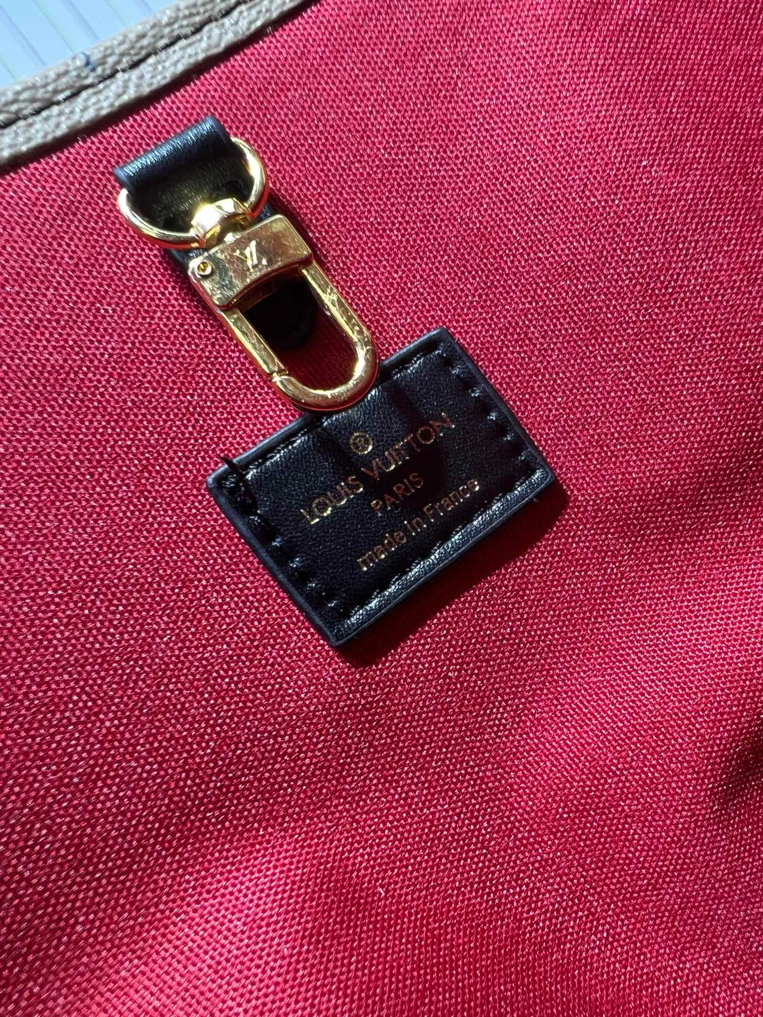 Batch 280💰Upgraded original M46823 M44571 This OnTheGo Voyage tote bag is decorated with Giant Monogram canvas and Monogram Reverse canvas on both sides, interpreting the two-in-one design concept: the inner zipper clutch can be cleverly transformed into a waist bag to store a passport and mobile phone. The sophisticated design makes it easy to attach to the LV Horizon suitcase, and the shoulder straps are detachable and adjustable for a comfortable travel experience. Dimensions: 43.0 x 33.0 x 18.5 cm (length x height x width)