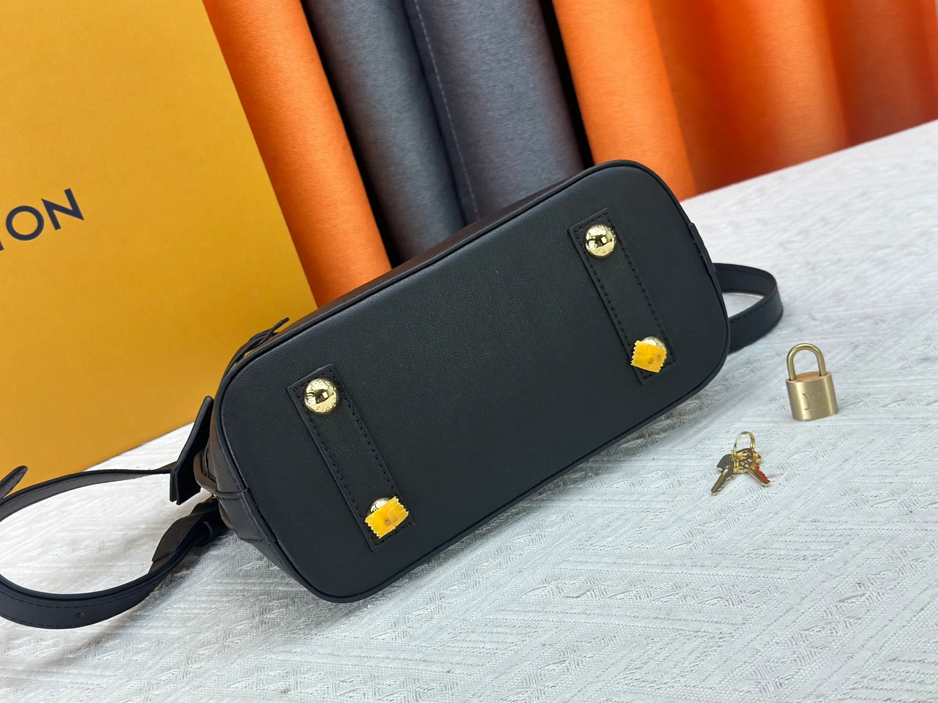 P360 M83048 M53152 This Nano Alma handbag is a pocket-sized version of Louis Vuitton's classic Alma handbag. It is made of soft lambskin with a Malletage quilting pattern, recalling the diamond inner panel of the brand's traditional hard luggage. The elegant handle, dazzling chain and detachable and adjustable leather shoulder strap enable a variety of carrying styles. Dimensions: 23.5x17.5x11.5cm