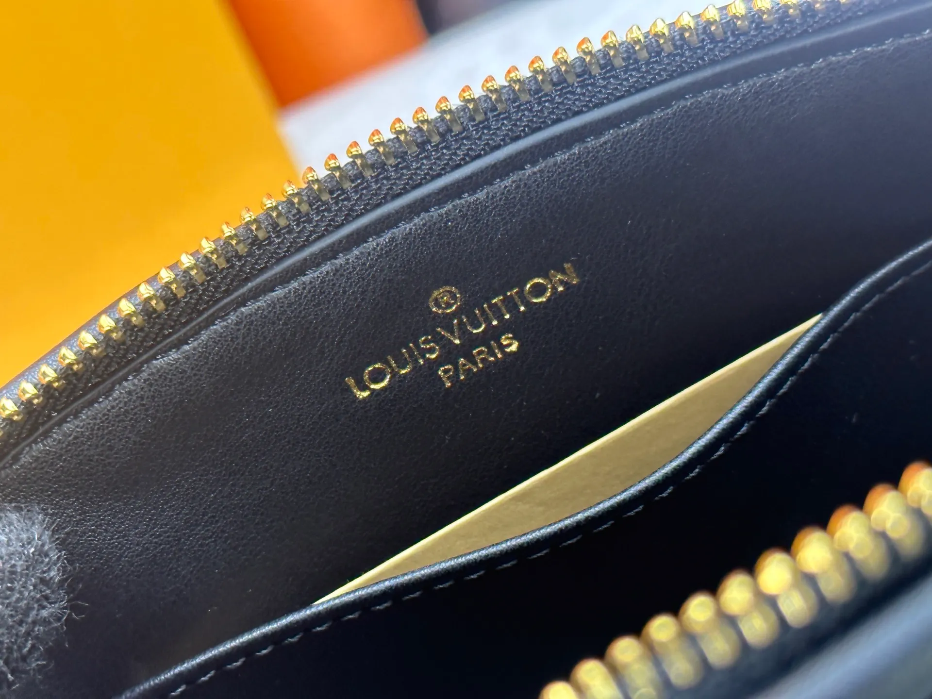 P360 M83048 M53152 This Nano Alma handbag is a pocket-sized version of Louis Vuitton's classic Alma handbag. It is made of soft lambskin with a Malletage quilting pattern, recalling the diamond inner panel of the brand's traditional hard luggage. The elegant handle, dazzling chain and detachable and adjustable leather shoulder strap enable a variety of carrying styles. Dimensions: 23.5x17.5x11.5cm