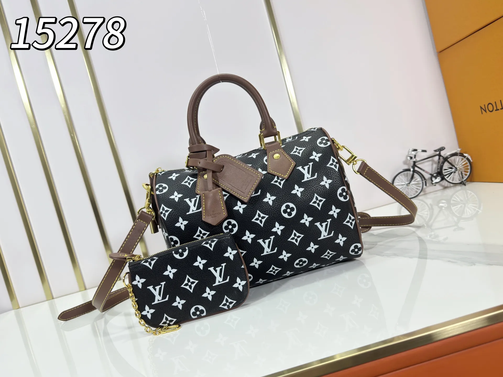 P280 Upgraded original M15278 M24441 M24424 This Speedy Bandoulière 25 Monogram Leather handbag is made of soft cow leather and uses Monogram patterns to reproduce the elegant look and feel of canvas printing. Dazzling metal hardware, sheepskin lining and nameplate all reflect Creative Director Pharrell Williams' relentless attention to detail. 25 x 15 x 15 cm (length x height x width)