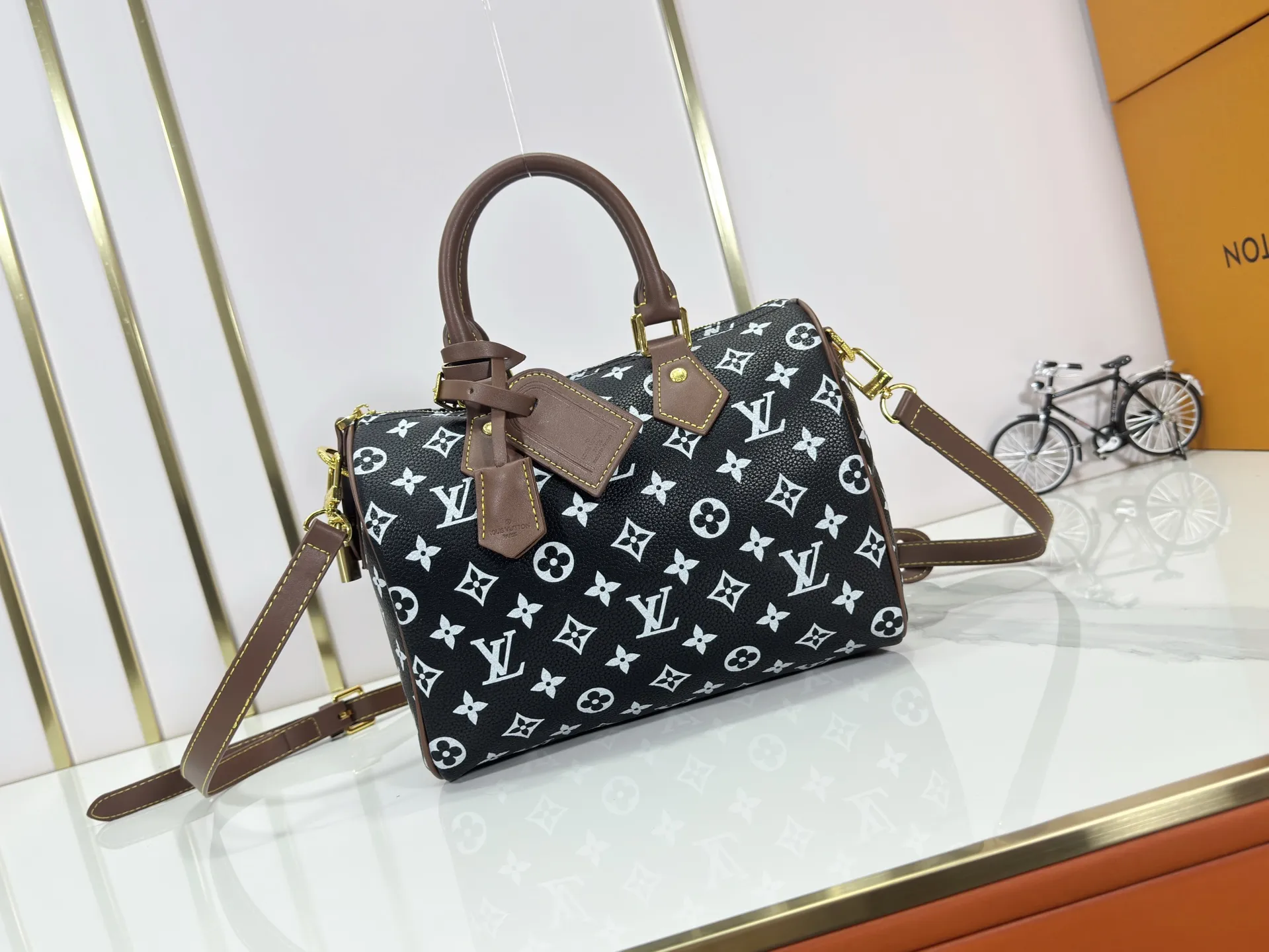 P280 Upgraded original M15278 M24441 M24424 This Speedy Bandoulière 25 Monogram Leather handbag is made of soft cow leather and uses Monogram patterns to reproduce the elegant look and feel of canvas printing. Dazzling metal hardware, sheepskin lining and nameplate all reflect Creative Director Pharrell Williams' relentless attention to detail. 25 x 15 x 15 cm (length x height x width)