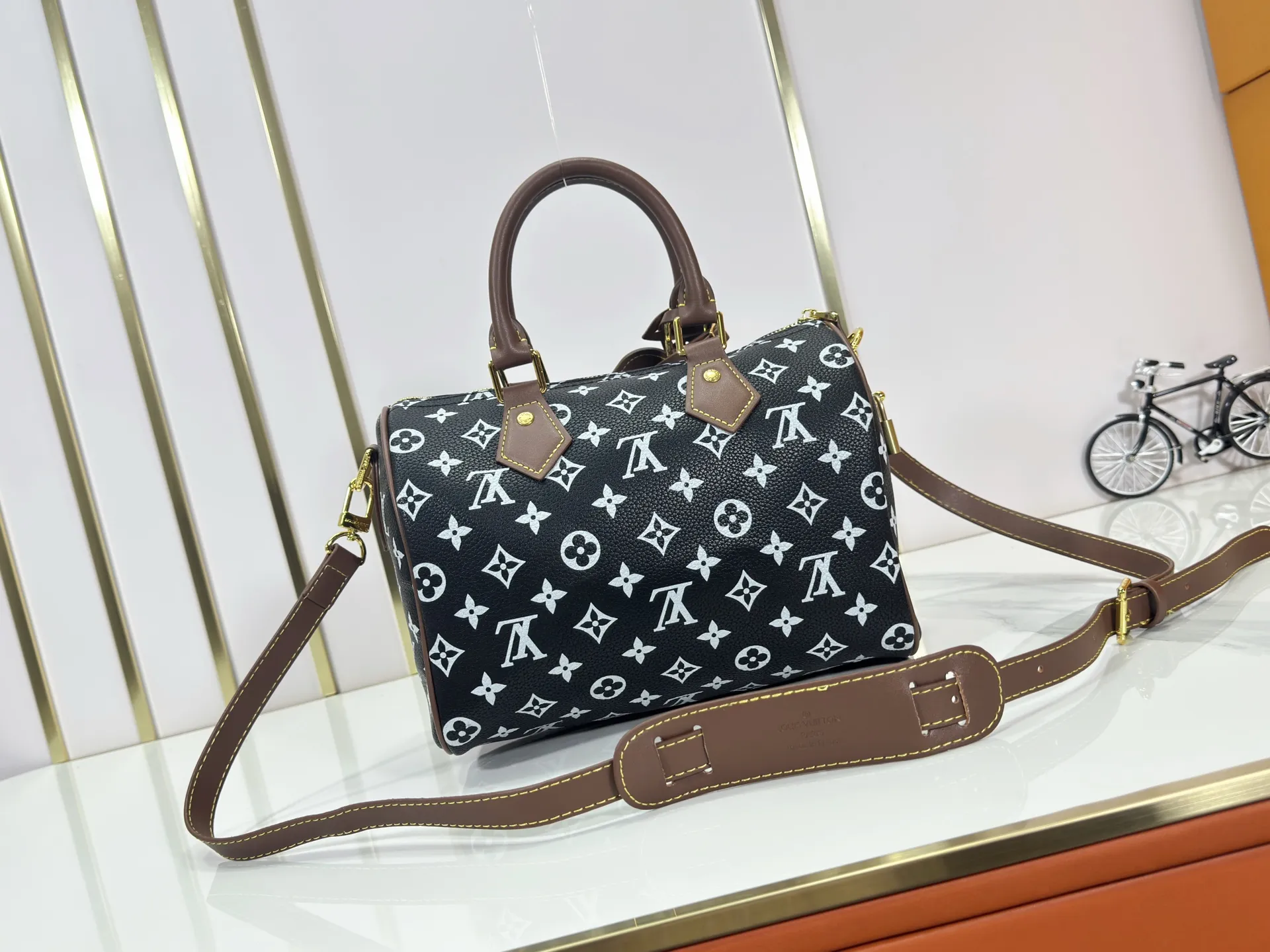P280 Upgraded original M15278 M24441 M24424 This Speedy Bandoulière 25 Monogram Leather handbag is made of soft cow leather and uses Monogram patterns to reproduce the elegant look and feel of canvas printing. Dazzling metal hardware, sheepskin lining and nameplate all reflect Creative Director Pharrell Williams' relentless attention to detail. 25 x 15 x 15 cm (length x height x width)