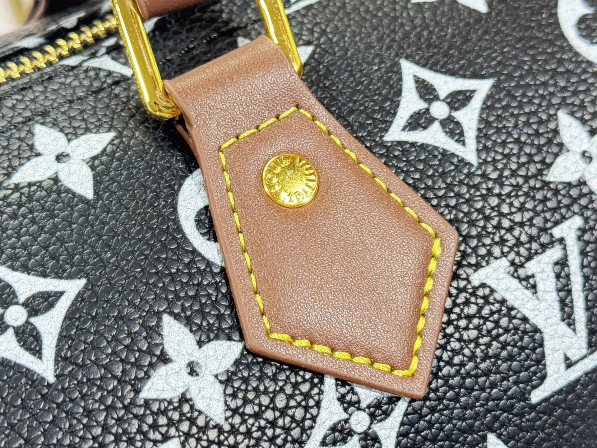 P280 Upgraded original M15278 M24441 M24424 This Speedy Bandoulière 25 Monogram Leather handbag is made of soft cow leather and uses Monogram patterns to reproduce the elegant look and feel of canvas printing. Dazzling metal hardware, sheepskin lining and nameplate all reflect Creative Director Pharrell Williams' relentless attention to detail. 25 x 15 x 15 cm (length x height x width)