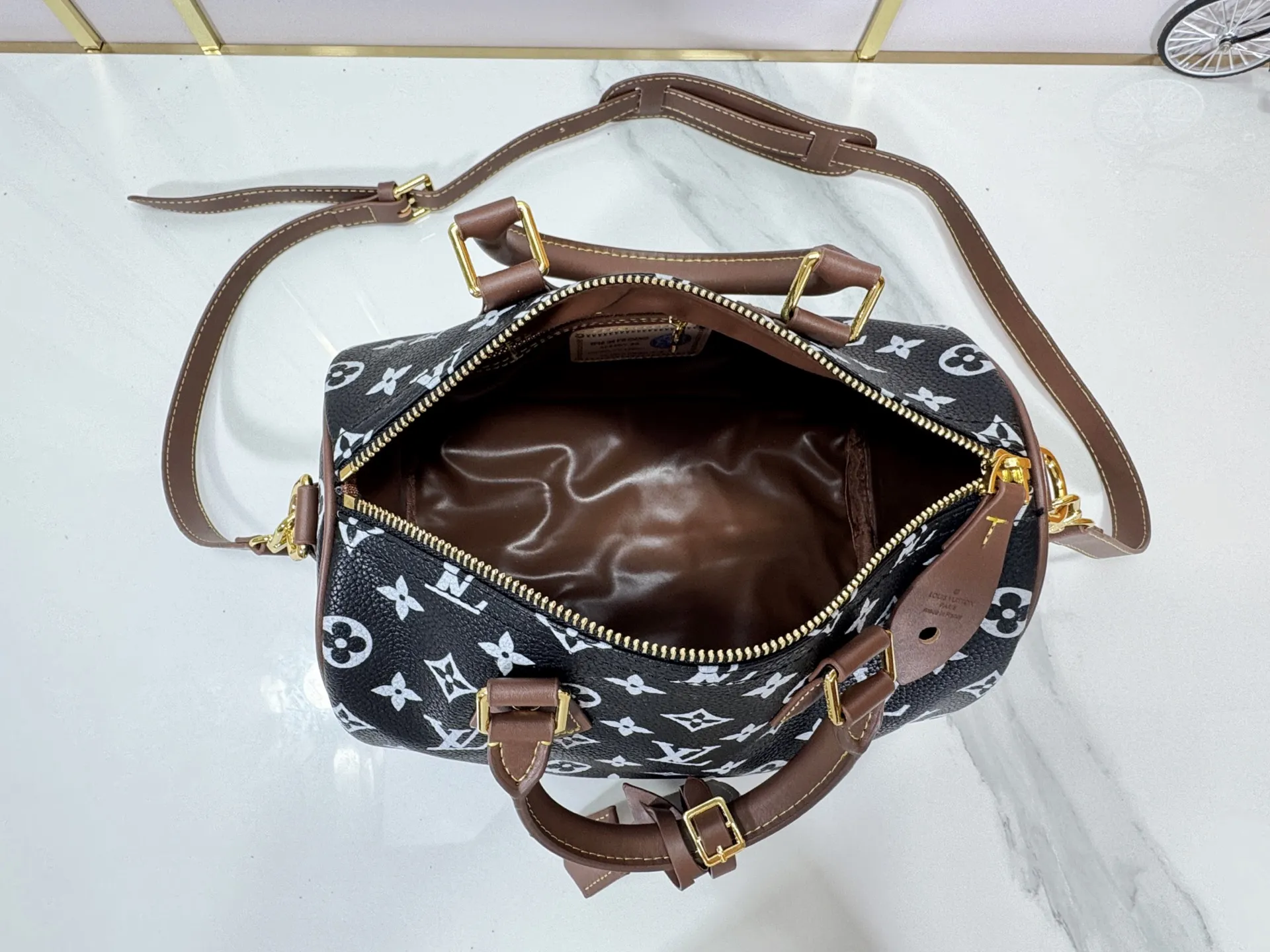 P280 Upgraded original M15278 M24441 M24424 This Speedy Bandoulière 25 Monogram Leather handbag is made of soft cow leather and uses Monogram patterns to reproduce the elegant look and feel of canvas printing. Dazzling metal hardware, sheepskin lining and nameplate all reflect Creative Director Pharrell Williams' relentless attention to detail. 25 x 15 x 15 cm (length x height x width)