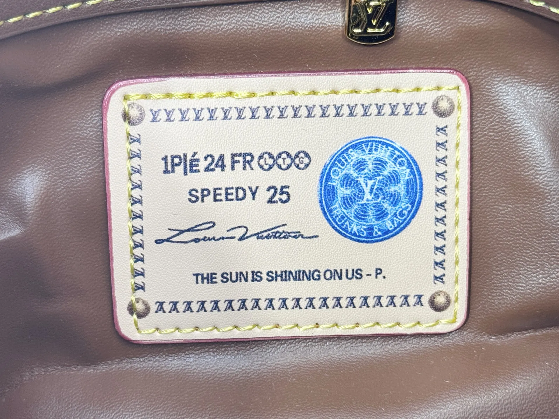 P280 Upgraded original M15278 M24441 M24424 This Speedy Bandoulière 25 Monogram Leather handbag is made of soft cow leather and uses Monogram patterns to reproduce the elegant look and feel of canvas printing. Dazzling metal hardware, sheepskin lining and nameplate all reflect Creative Director Pharrell Williams' relentless attention to detail. 25 x 15 x 15 cm (length x height x width)