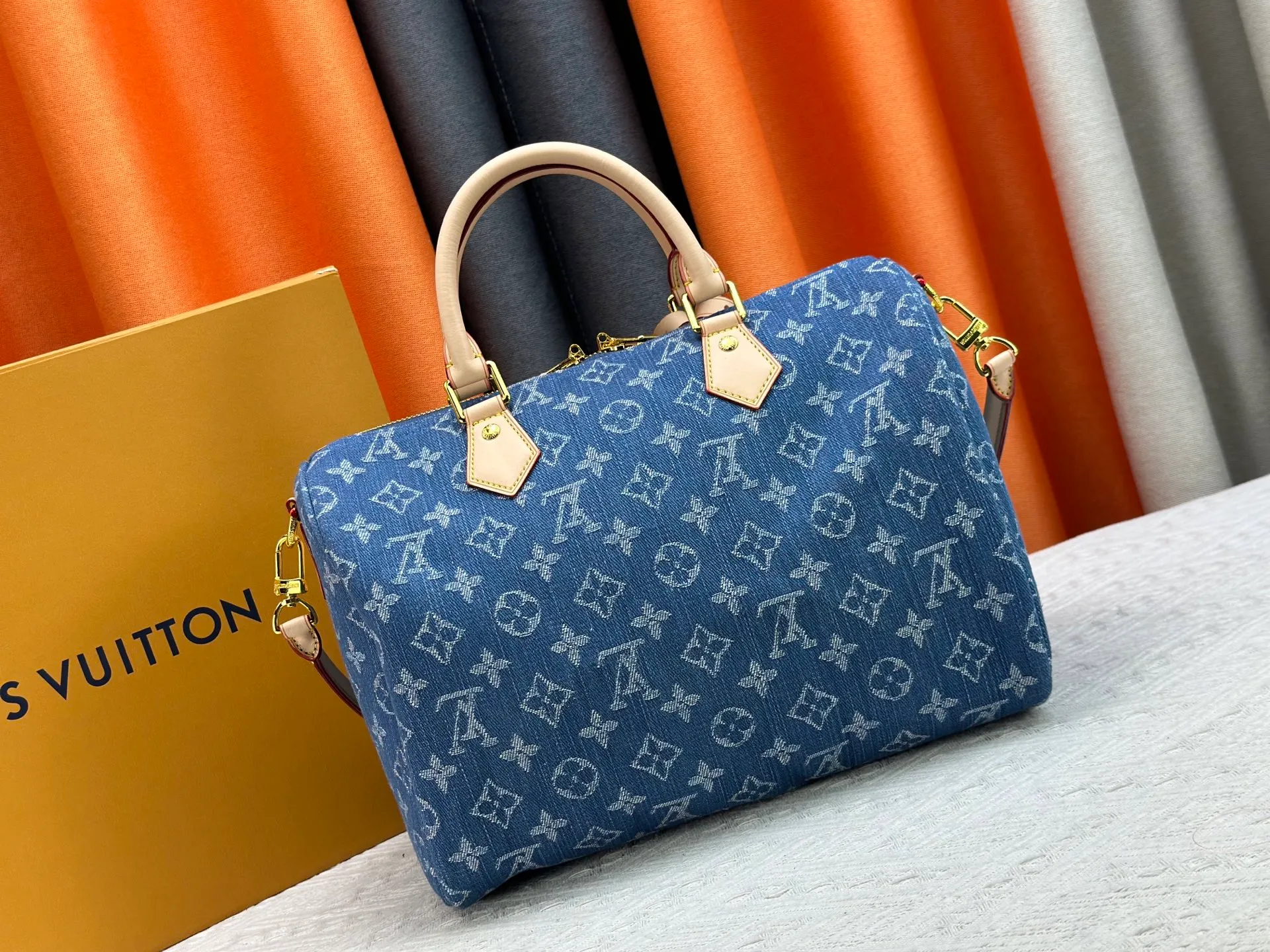 P320 Gray Denim Blue Denim M13344 M40391 Denim Denim Louis Vuitton collaborated with Takashi Murakami for the first time and launched the classic "Color Monogram" series, which immediately triggered a trend storm. Based on the denim denim design launched in 2005, cherry elements are integrated into LV's classic Monogram canvas, showing the perfect combination of art and fashion. Size: 30x21x17
