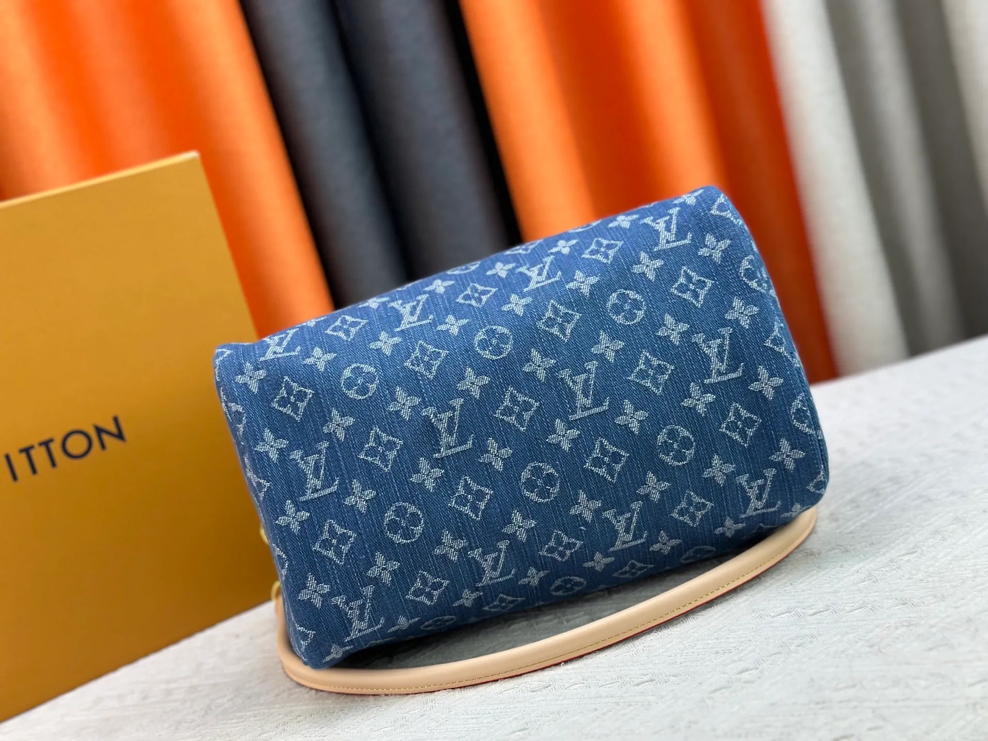 P320 Gray Denim Blue Denim M13344 M40391 Denim Denim Louis Vuitton collaborated with Takashi Murakami for the first time and launched the classic "Color Monogram" series, which immediately triggered a trend storm. Based on the denim denim design launched in 2005, cherry elements are integrated into LV's classic Monogram canvas, showing the perfect combination of art and fashion. Size: 30x21x17