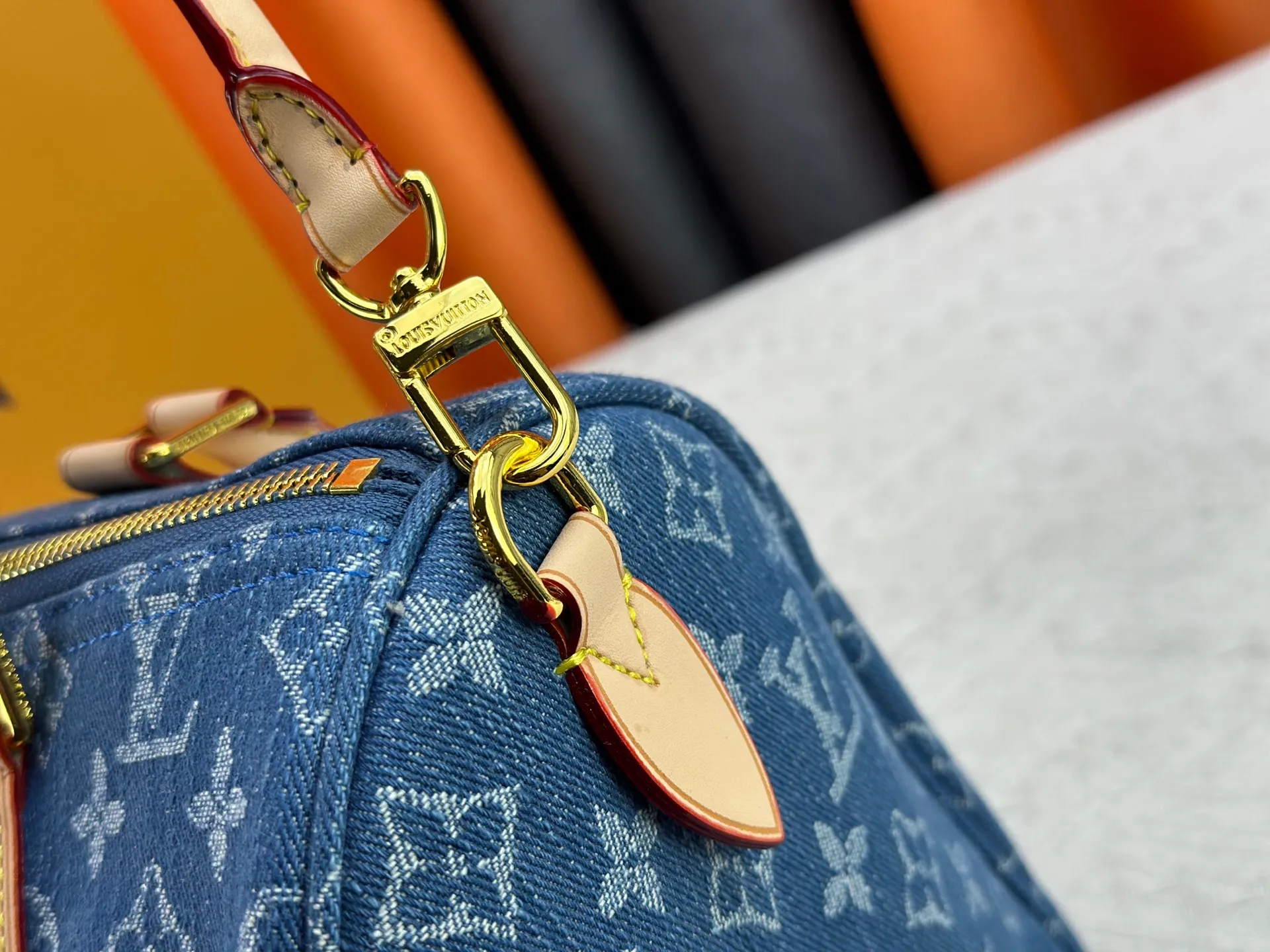 P320 Gray Denim Blue Denim M13344 M40391 Denim Denim Louis Vuitton collaborated with Takashi Murakami for the first time and launched the classic "Color Monogram" series, which immediately triggered a trend storm. Based on the denim denim design launched in 2005, cherry elements are integrated into LV's classic Monogram canvas, showing the perfect combination of art and fashion. Size: 30x21x17