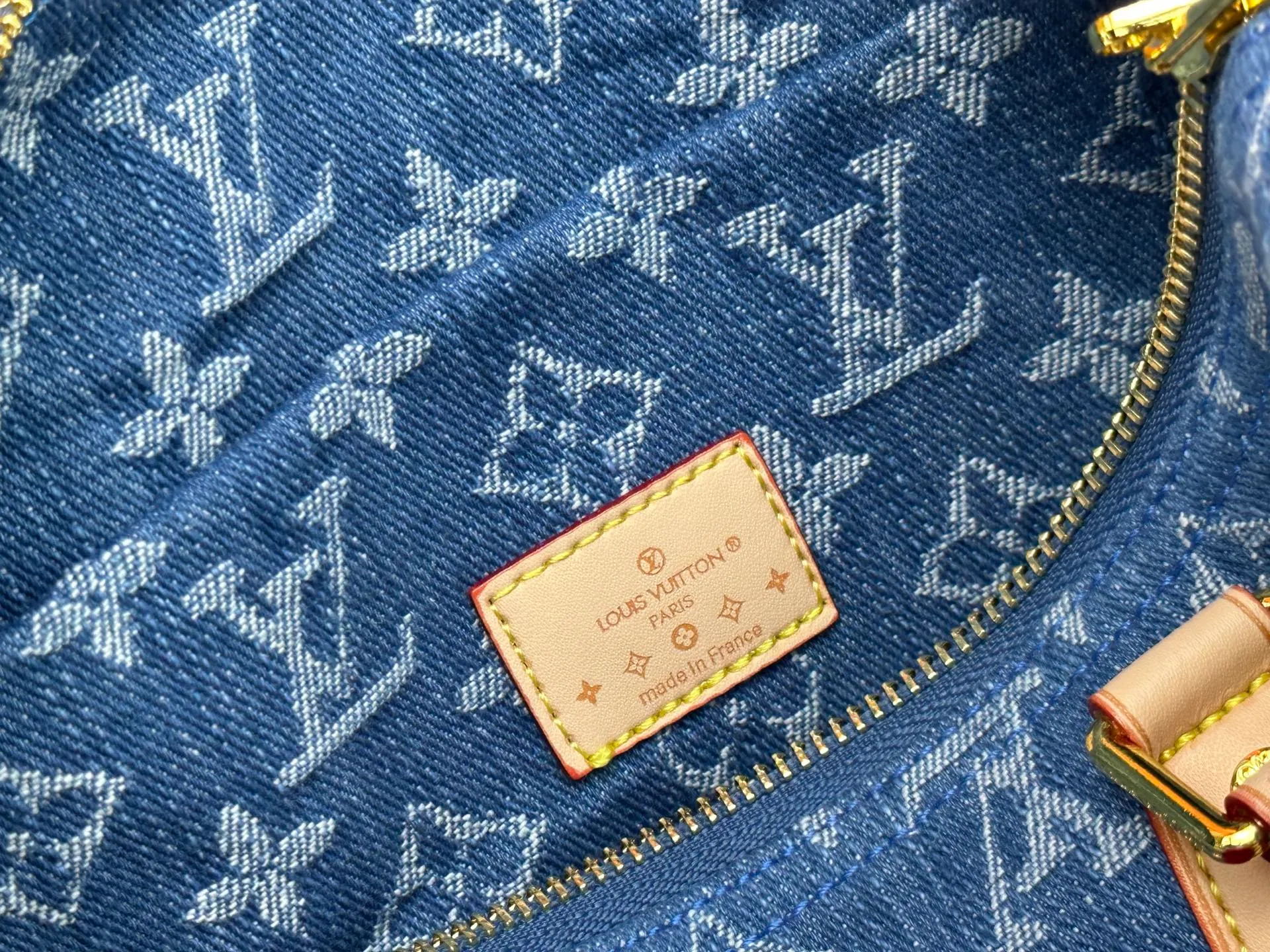 P320 Gray Denim Blue Denim M13344 M40391 Denim Denim Louis Vuitton collaborated with Takashi Murakami for the first time and launched the classic "Color Monogram" series, which immediately triggered a trend storm. Based on the denim denim design launched in 2005, cherry elements are integrated into LV's classic Monogram canvas, showing the perfect combination of art and fashion. Size: 30x21x17
