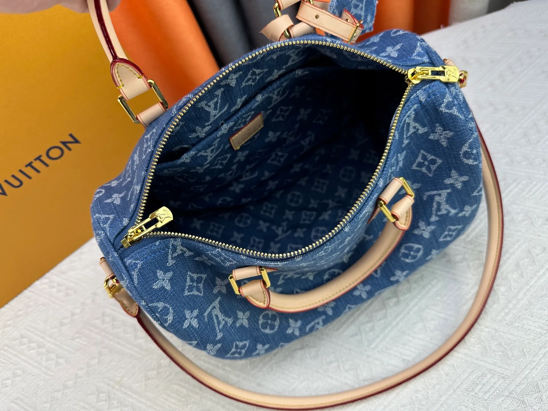 P320 Gray Denim Blue Denim M13344 M40391 Denim Denim Louis Vuitton collaborated with Takashi Murakami for the first time and launched the classic "Color Monogram" series, which immediately triggered a trend storm. Based on the denim denim design launched in 2005, cherry elements are integrated into LV's classic Monogram canvas, showing the perfect combination of art and fashion. Size: 30x21x17