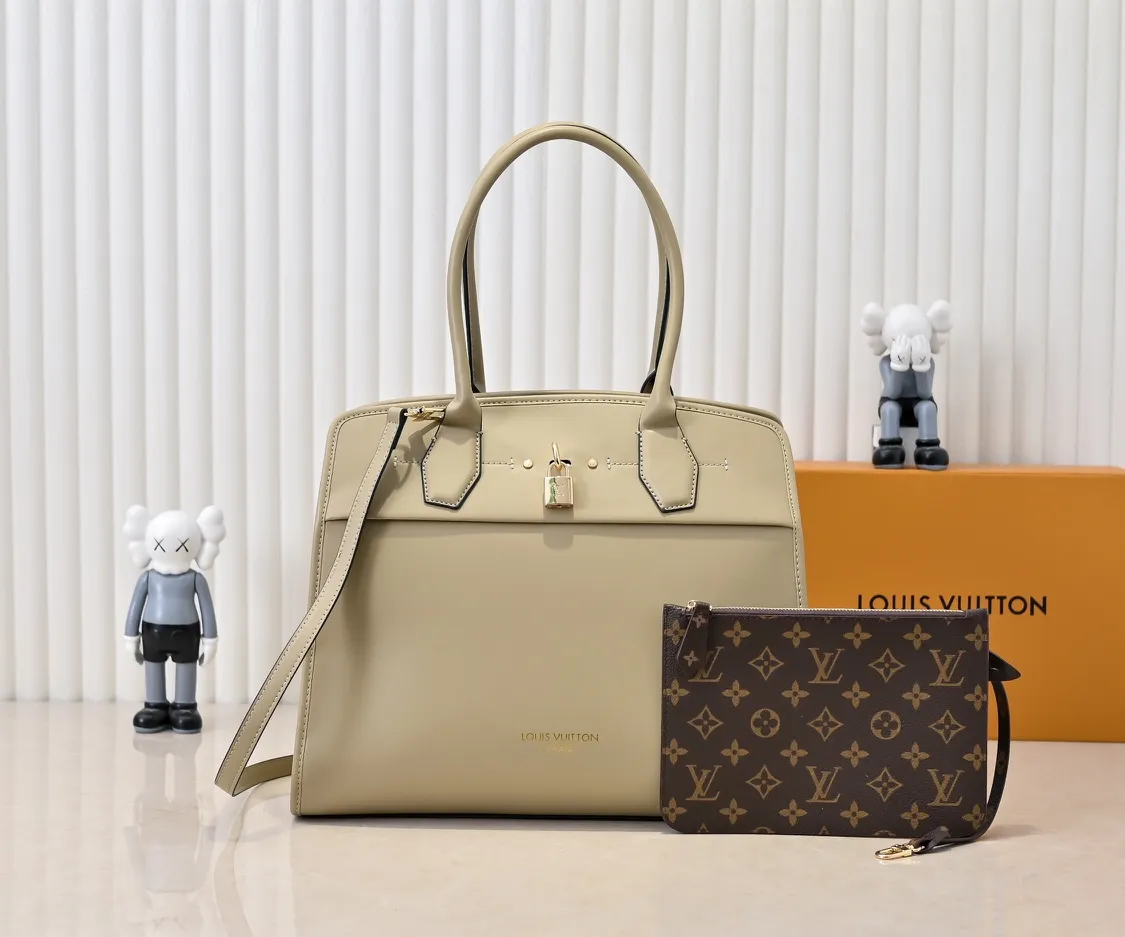 Batch 💰Small 360 💰Large 190 M12005 M12556 M12337 This large City Steamer handbag draws inspiration from the design of suitcases built for cruise ships in 1901, making its eye-catching appearance at the 2024 autumn and winter ready-to-wear show. Grained Millesime leather and shearling leather trims add seasonal flair, an embossed padlock and hot-stamped LV Circle logo add a modern twist, and a removable Monogram storage bag makes it easy to store valuables. Size: large size 35x42x21cm, small size 30x36x17