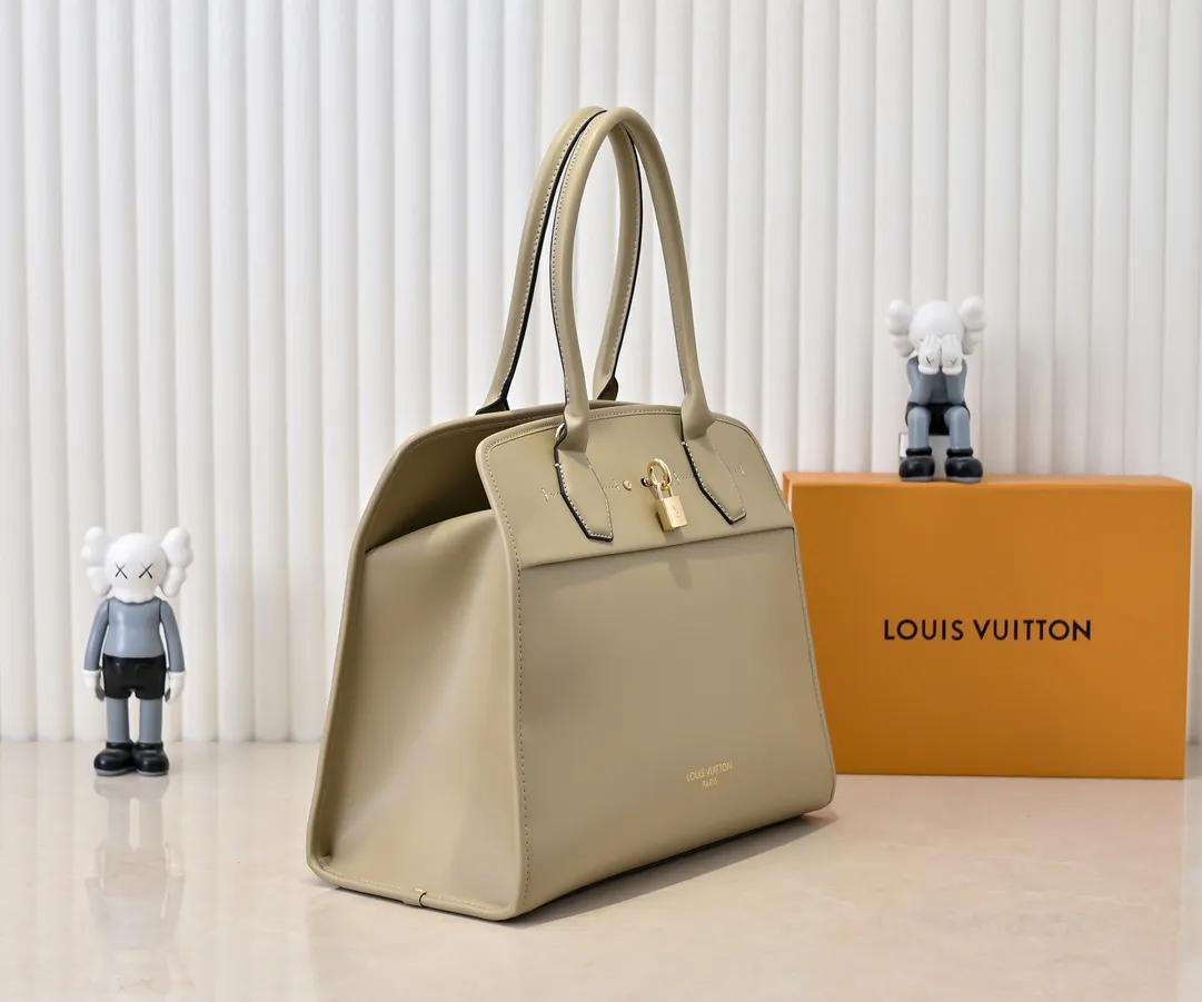 Batch 💰Small 360 💰Large 190 M12005 M12556 M12337 This large City Steamer handbag draws inspiration from the design of suitcases built for cruise ships in 1901, making its eye-catching appearance at the 2024 autumn and winter ready-to-wear show. Grained Millesime leather and shearling leather trims add seasonal flair, an embossed padlock and hot-stamped LV Circle logo add a modern twist, and a removable Monogram storage bag makes it easy to store valuables. Size: large size 35x42x21cm, small size 30x36x17