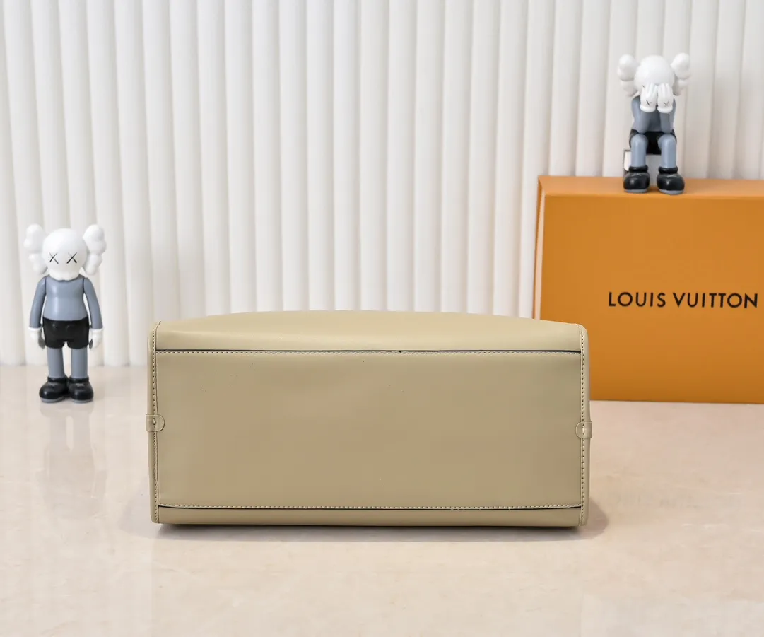 Batch 💰Small 360 💰Large 190 M12005 M12556 M12337 This large City Steamer handbag draws inspiration from the design of suitcases built for cruise ships in 1901, making its eye-catching appearance at the 2024 autumn and winter ready-to-wear show. Grained Millesime leather and shearling leather trims add seasonal flair, an embossed padlock and hot-stamped LV Circle logo add a modern twist, and a removable Monogram storage bag makes it easy to store valuables. Size: large size 35x42x21cm, small size 30x36x17