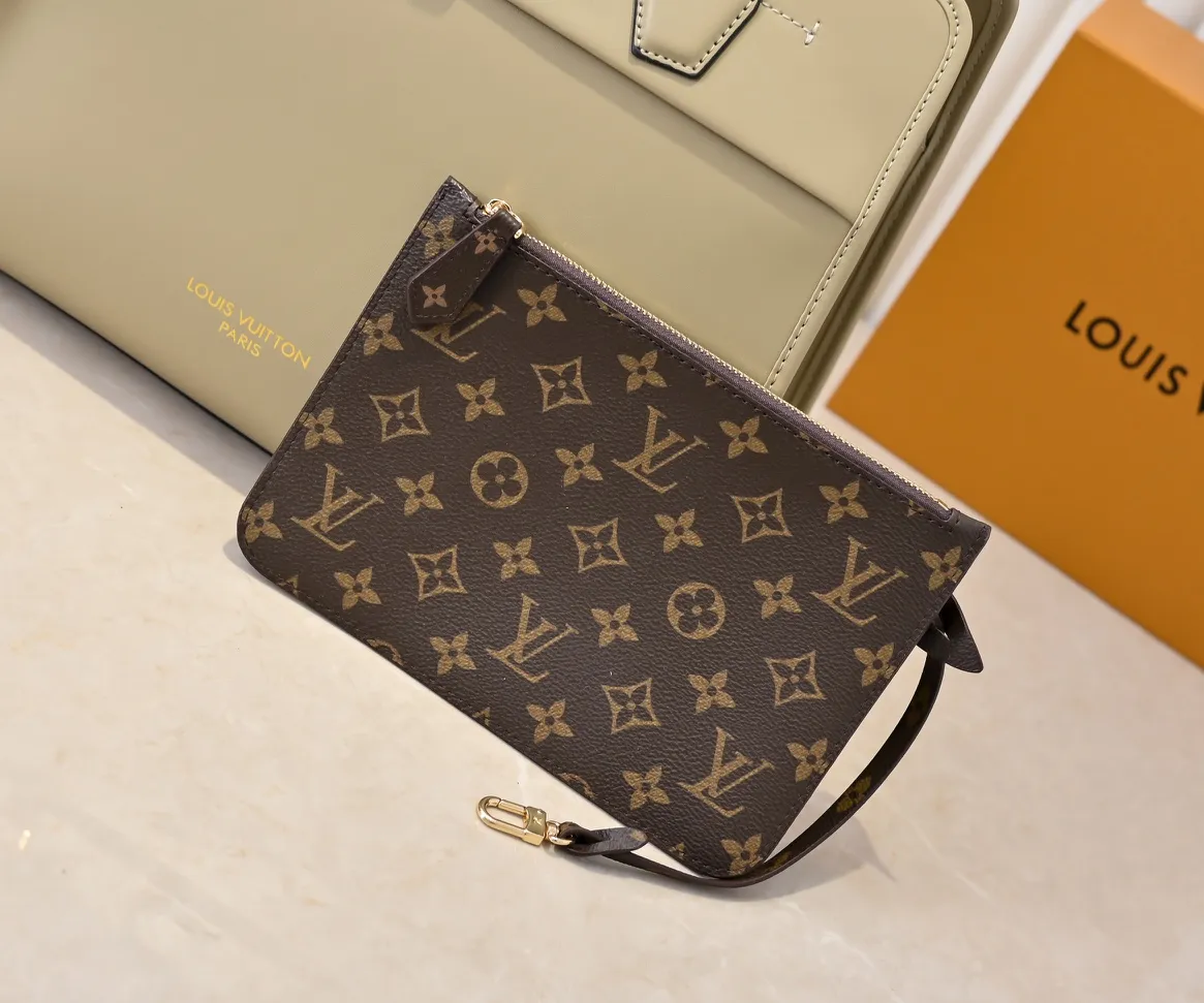 Batch 💰Small 360 💰Large 190 M12005 M12556 M12337 This large City Steamer handbag draws inspiration from the design of suitcases built for cruise ships in 1901, making its eye-catching appearance at the 2024 autumn and winter ready-to-wear show. Grained Millesime leather and shearling leather trims add seasonal flair, an embossed padlock and hot-stamped LV Circle logo add a modern twist, and a removable Monogram storage bag makes it easy to store valuables. Size: large size 35x42x21cm, small size 30x36x17