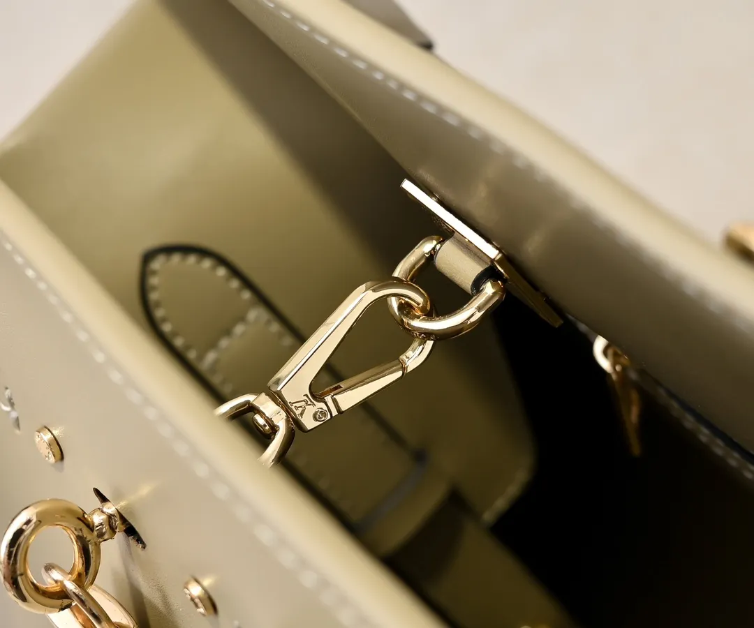 Batch 💰Small 360 💰Large 190 M12005 M12556 M12337 This large City Steamer handbag draws inspiration from the design of suitcases built for cruise ships in 1901, making its eye-catching appearance at the 2024 autumn and winter ready-to-wear show. Grained Millesime leather and shearling leather trims add seasonal flair, an embossed padlock and hot-stamped LV Circle logo add a modern twist, and a removable Monogram storage bag makes it easy to store valuables. Size: large size 35x42x21cm, small size 30x36x17