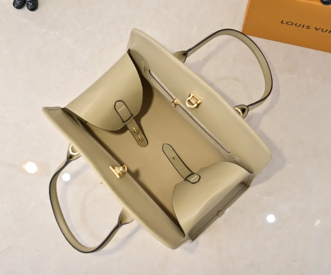 Batch 💰Small 360 💰Large 190 M12005 M12556 M12337 This large City Steamer handbag draws inspiration from the design of suitcases built for cruise ships in 1901, making its eye-catching appearance at the 2024 autumn and winter ready-to-wear show. Grained Millesime leather and shearling leather trims add seasonal flair, an embossed padlock and hot-stamped LV Circle logo add a modern twist, and a removable Monogram storage bag makes it easy to store valuables. Size: large size 35x42x21cm, small size 30x36x17