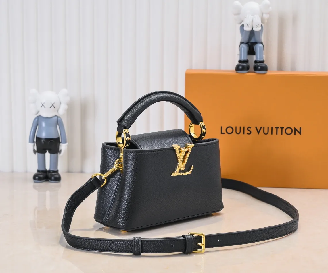 Upgraded version P420 M24671 This Capucines East West mini handbag is made of grained cow leather embellished with LV letters. Its elegant configuration includes compartments, zipper pockets and patch pockets, making it easy to store mobile phones, short wallets and other small items. The detachable and adjustable shoulder strap unlocks the shoulder-carrying experience. 22 x 12 x 8 cm (length x height x width)