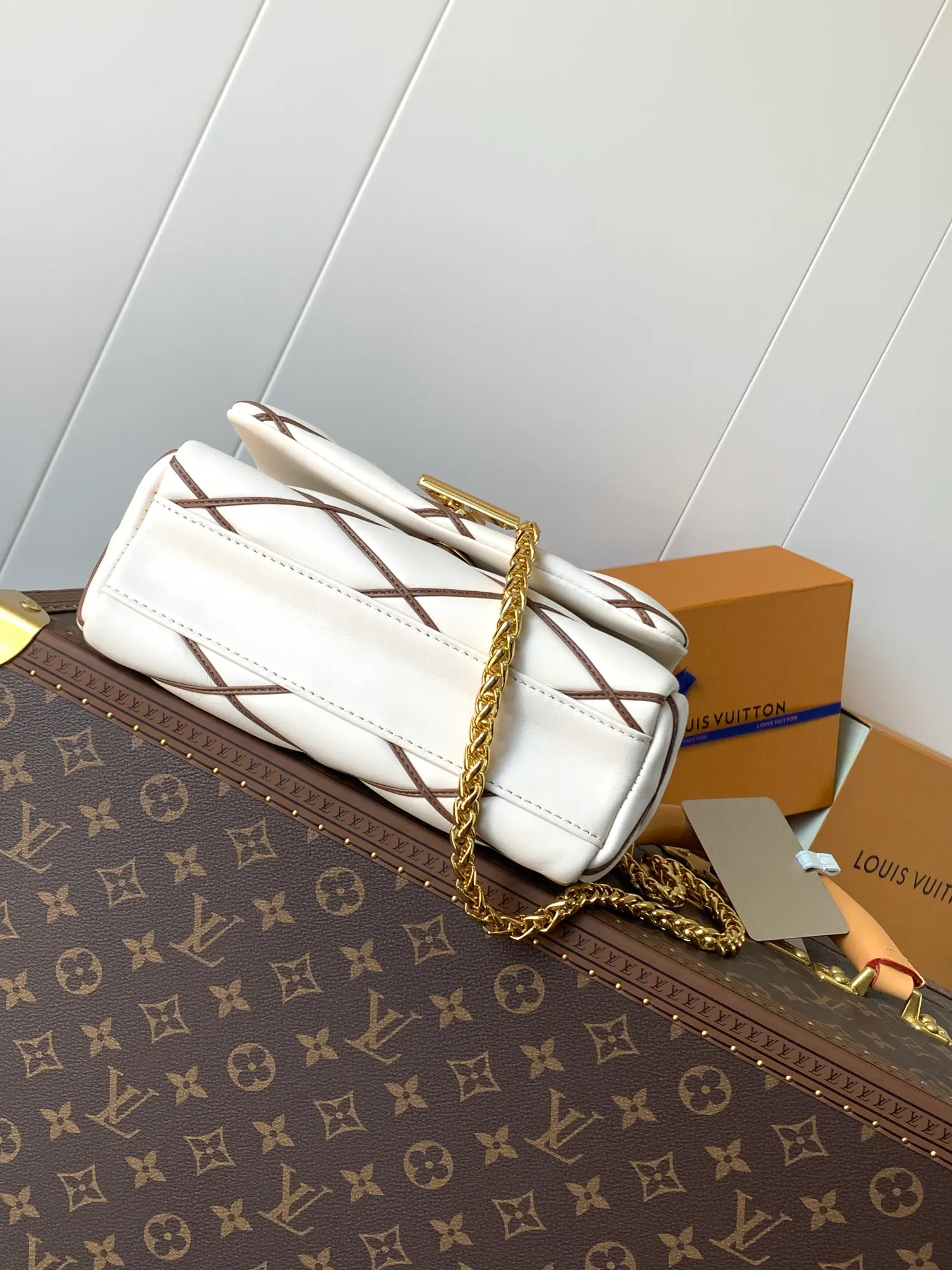 💰1280 (top layer leather) top original order, code changing chip M23045 dark gray M22891 beige M23601 brown M22891 black M12338 vanilla M24465 pink gradient M23682 dark blue M12434 blue gradient M22891 blue and white checkered M22891 red and white checkered M25107 silver M22891 patent leather M22892 black pink gradient M24186 light blue gradient M24465 nude pink gradient M12567 burgundy M11374 black hardware M12332 light coffee color M22890 white leather black stripes M23568 gray pink gradient M25106 Chinese red Top-quality original custom leather ~ colors are being updated continuously! This medium GO-14 bag is crafted from rich sheepskin leather with a quilted pattern that pays homage to the brand's traditional luggage designs. The Twist lock makes a striking statement, and the top handle can be carried by hand alone, or it can be transformed into a leather shoulder pad on the sliding chain strap for comfortable shoulder or cross-body wear. Dimensions: 23 x 16 x 10cm