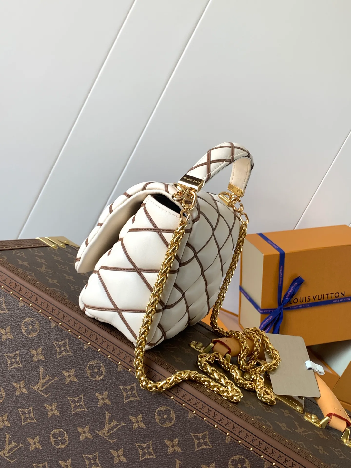 💰1280 (top layer leather) top original order, code changing chip M23045 dark gray M22891 beige M23601 brown M22891 black M12338 vanilla M24465 pink gradient M23682 dark blue M12434 blue gradient M22891 blue and white checkered M22891 red and white checkered M25107 silver M22891 patent leather M22892 black pink gradient M24186 light blue gradient M24465 nude pink gradient M12567 burgundy M11374 black hardware M12332 light coffee color M22890 white leather black stripes M23568 gray pink gradient M25106 Chinese red Top-quality original custom leather ~ colors are being updated continuously! This medium GO-14 bag is crafted from rich sheepskin leather with a quilted pattern that pays homage to the brand's traditional luggage designs. The Twist lock makes a striking statement, and the top handle can be carried by hand alone, or it can be transformed into a leather shoulder pad on the sliding chain strap for comfortable shoulder or cross-body wear. Dimensions: 23 x 16 x 10cm