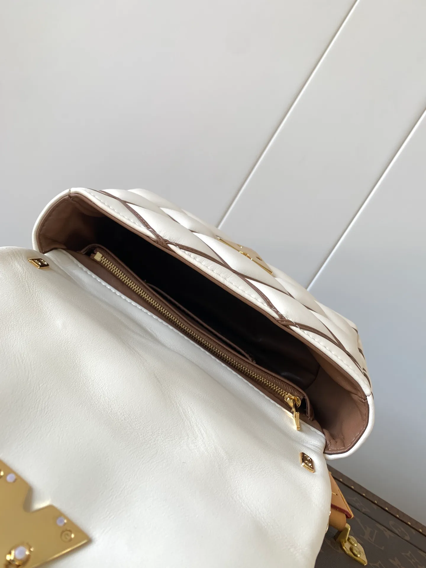 💰1280 (top layer leather) top original order, code changing chip M23045 dark gray M22891 beige M23601 brown M22891 black M12338 vanilla M24465 pink gradient M23682 dark blue M12434 blue gradient M22891 blue and white checkered M22891 red and white checkered M25107 silver M22891 patent leather M22892 black pink gradient M24186 light blue gradient M24465 nude pink gradient M12567 burgundy M11374 black hardware M12332 light coffee color M22890 white leather black stripes M23568 gray pink gradient M25106 Chinese red Top-quality original custom leather ~ colors are being updated continuously! This medium GO-14 bag is crafted from rich sheepskin leather with a quilted pattern that pays homage to the brand's traditional luggage designs. The Twist lock makes a striking statement, and the top handle can be carried by hand alone, or it can be transformed into a leather shoulder pad on the sliding chain strap for comfortable shoulder or cross-body wear. Dimensions: 23 x 16 x 10cm