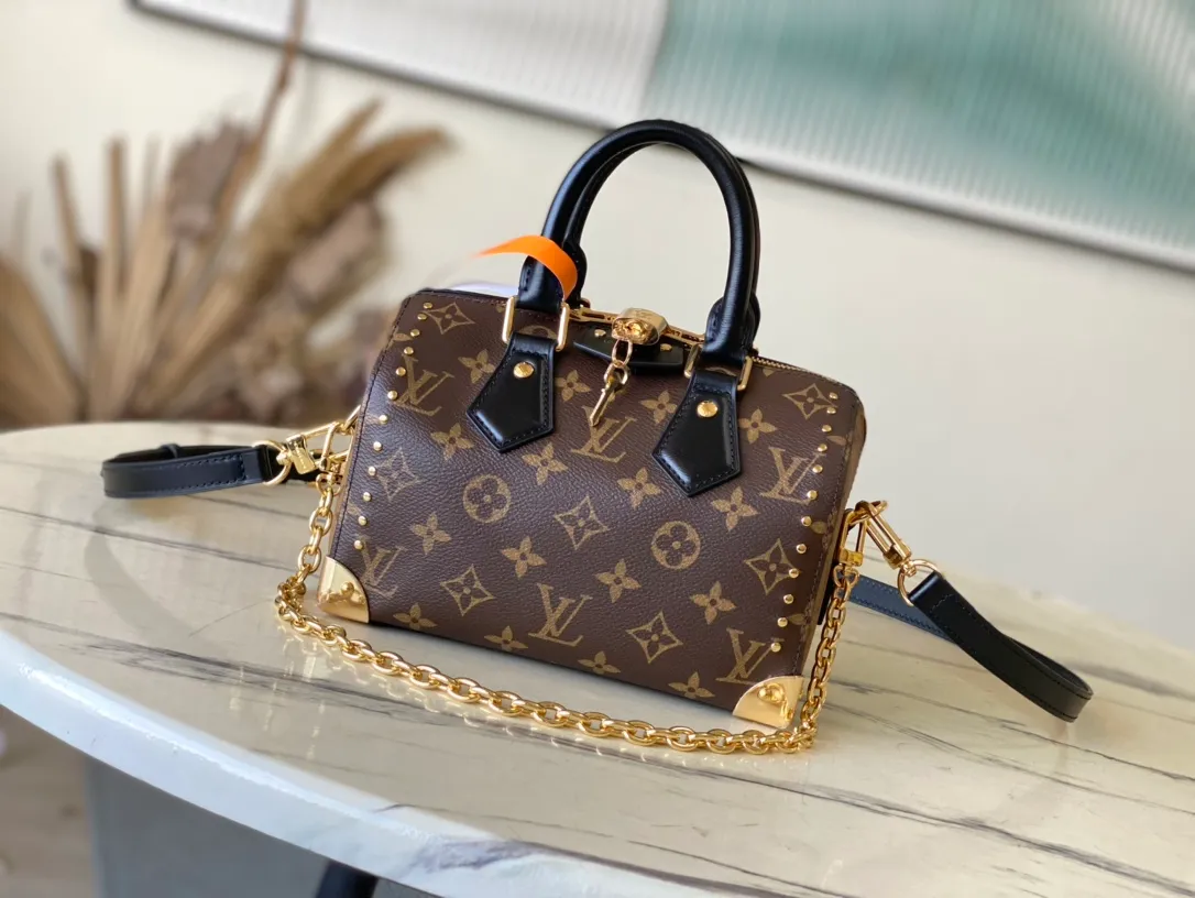 💰1060 (steel hardware) top original order M13146 Speedy Trunk handbag reconstructs the classic design with a bold concept, making an eye-catching appearance at the 2025 Cruise early spring show. Monogram jh canvas with Monogram Reverse trim shows Nicolas Ghesquiere's signature brushwork, and the dazzling metal parts pay tribute to the brand's long trunk-making heritage. The shoulder strap and chain are detachable and can be worn cross-body, over the shoulder or by hand. Dimensions: 20.5 × 16 × 11 cm