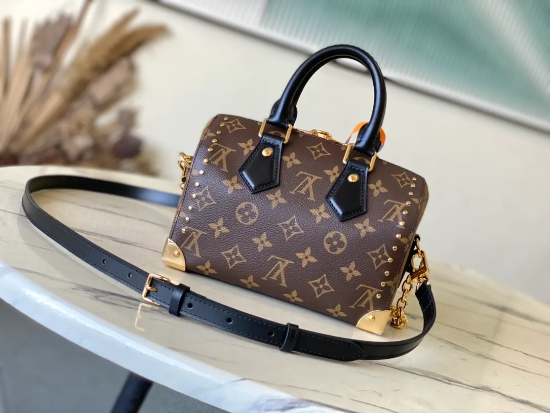 💰1060 (steel hardware) top original order M13146 Speedy Trunk handbag reconstructs the classic design with a bold concept, making an eye-catching appearance at the 2025 Cruise early spring show. Monogram jh canvas with Monogram Reverse trim shows Nicolas Ghesquiere's signature brushwork, and the dazzling metal parts pay tribute to the brand's long trunk-making heritage. The shoulder strap and chain are detachable and can be worn cross-body, over the shoulder or by hand. Dimensions: 20.5 × 16 × 11 cm