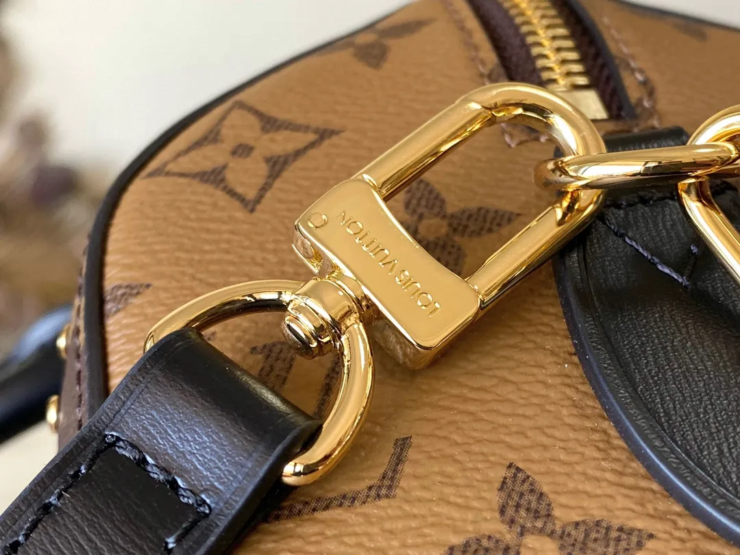 💰1060 (steel hardware) top original order M13146 Speedy Trunk handbag reconstructs the classic design with a bold concept, making an eye-catching appearance at the 2025 Cruise early spring show. Monogram jh canvas with Monogram Reverse trim shows Nicolas Ghesquiere's signature brushwork, and the dazzling metal parts pay tribute to the brand's long trunk-making heritage. The shoulder strap and chain are detachable and can be worn cross-body, over the shoulder or by hand. Dimensions: 20.5 × 16 × 11 cm