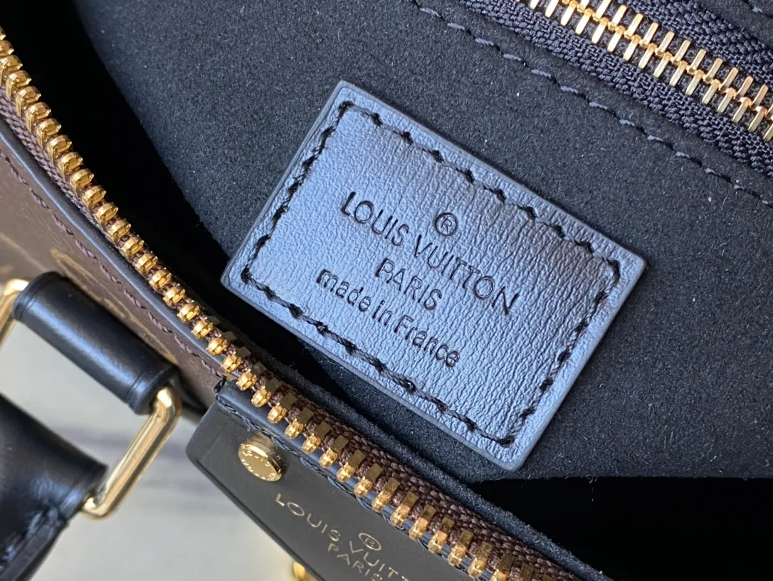 💰1060 (steel hardware) top original order M13146 Speedy Trunk handbag reconstructs the classic design with a bold concept, making an eye-catching appearance at the 2025 Cruise early spring show. Monogram jh canvas with Monogram Reverse trim shows Nicolas Ghesquiere's signature brushwork, and the dazzling metal parts pay tribute to the brand's long trunk-making heritage. The shoulder strap and chain are detachable and can be worn cross-body, over the shoulder or by hand. Dimensions: 20.5 × 16 × 11 cm
