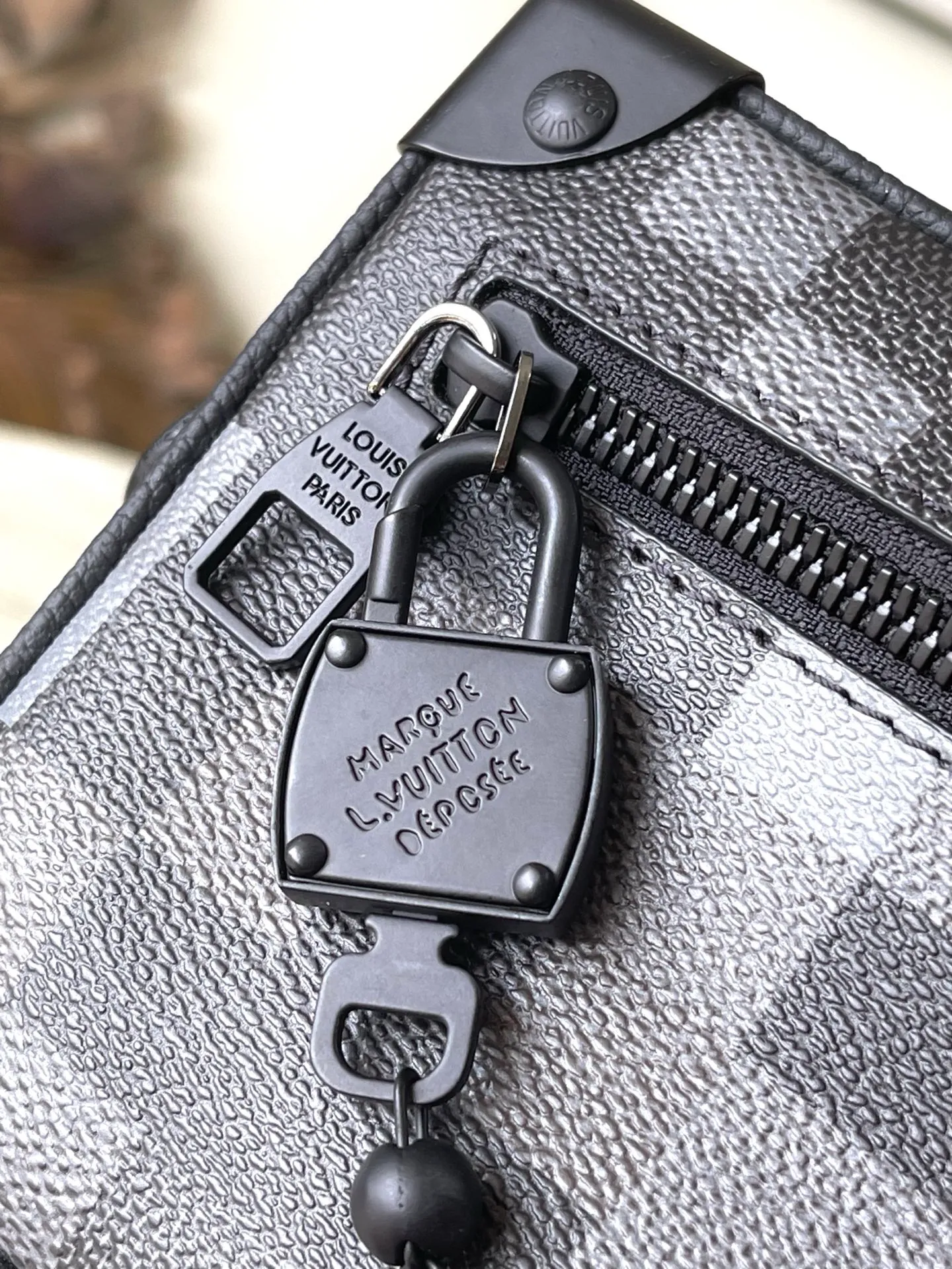 💰1180 Top Original Order M14922 This Mini Soft Trunk handbag is made of Damoflage Black coated canvas with cow leather trim. The compact body is decorated with the pixelated Damier pattern written by Pharrell Wiliams to fully interpret the modern style. The rolled leather top handle and detachable and adjustable shoulder strap provide a variety of carrying options. Dimensions: 18.5 × 13 × 8 cm