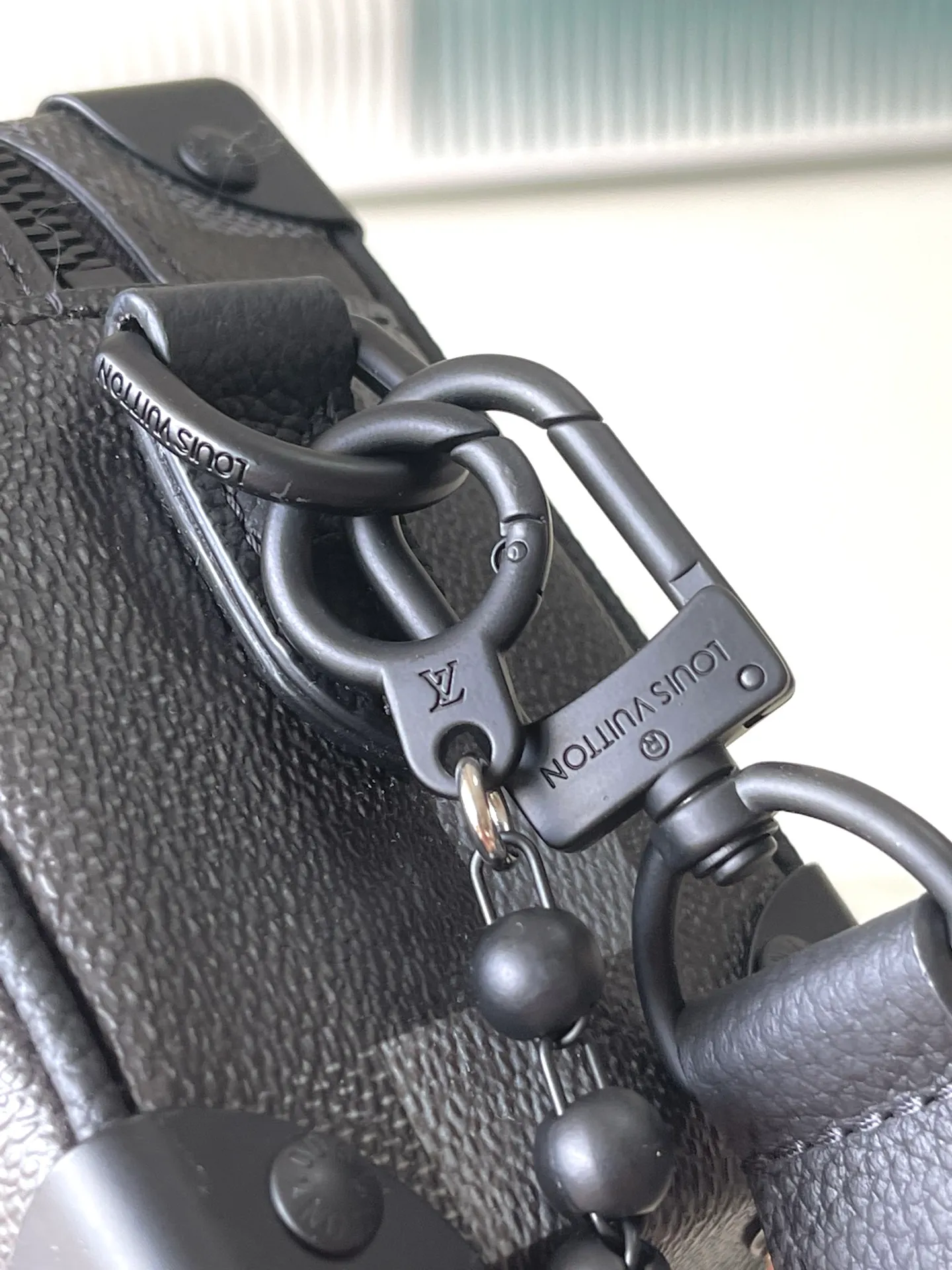 💰1180 Top Original Order M14922 This Mini Soft Trunk handbag is made of Damoflage Black coated canvas with cow leather trim. The compact body is decorated with the pixelated Damier pattern written by Pharrell Wiliams to fully interpret the modern style. The rolled leather top handle and detachable and adjustable shoulder strap provide a variety of carrying options. Dimensions: 18.5 × 13 × 8 cm