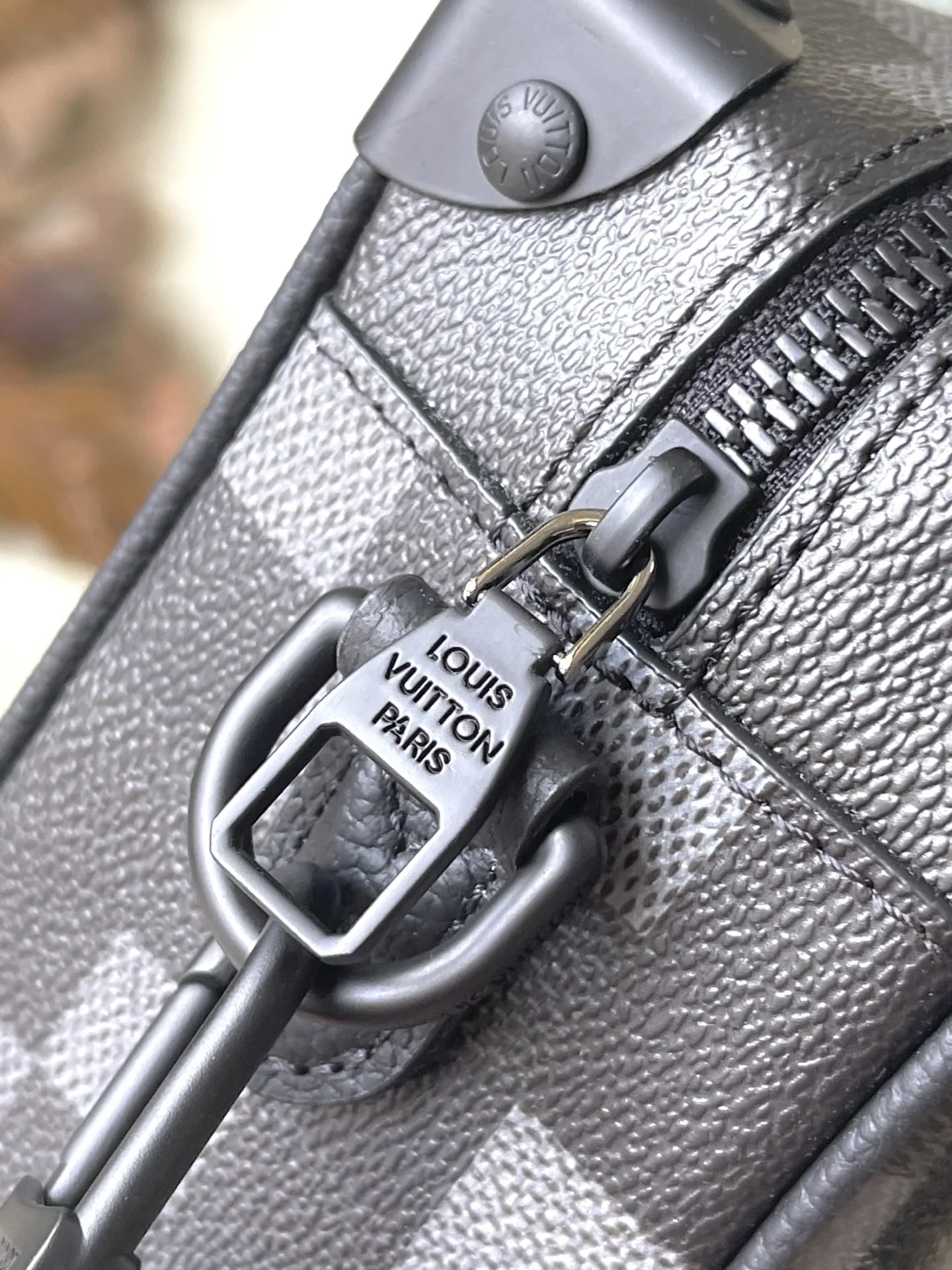 💰1180 Top Original Order M14922 This Mini Soft Trunk handbag is made of Damoflage Black coated canvas with cow leather trim. The compact body is decorated with the pixelated Damier pattern written by Pharrell Wiliams to fully interpret the modern style. The rolled leather top handle and detachable and adjustable shoulder strap provide a variety of carrying options. Dimensions: 18.5 × 13 × 8 cm