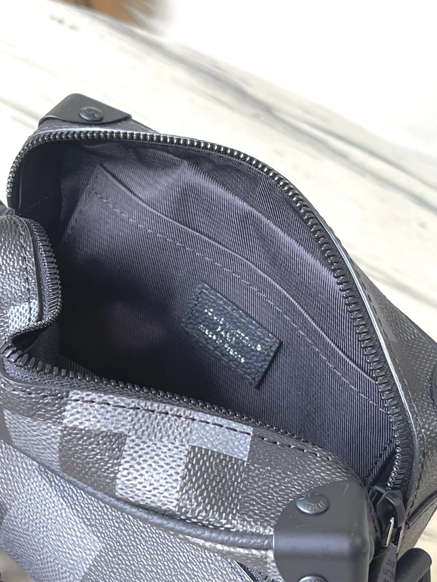 💰1180 Top Original Order M14922 This Mini Soft Trunk handbag is made of Damoflage Black coated canvas with cow leather trim. The compact body is decorated with the pixelated Damier pattern written by Pharrell Wiliams to fully interpret the modern style. The rolled leather top handle and detachable and adjustable shoulder strap provide a variety of carrying options. Dimensions: 18.5 × 13 × 8 cm