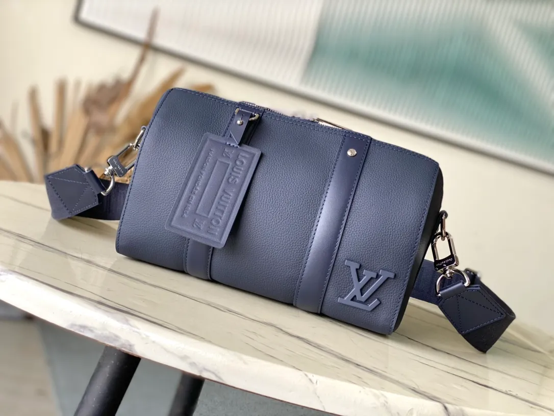 💰1140 (top-grain leather) top original order M11602 This City Keepall handbag is made of LVAerogram Jm cow leather embellished with metal LV letters. It can be carried on the shoulder or crossbody with a detachable and adjustable shoulder strap. The iconic side straps of the Keepall handbag and the nameplate of the Aerogram series add to the brand style. Dimensions: 27 × 17 × 13 cm