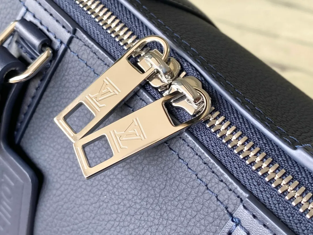 💰1140 (top-grain leather) top original order M11602 This City Keepall handbag is made of LVAerogram Jm cow leather embellished with metal LV letters. It can be carried on the shoulder or crossbody with a detachable and adjustable shoulder strap. The iconic side straps of the Keepall handbag and the nameplate of the Aerogram series add to the brand style. Dimensions: 27 × 17 × 13 cm