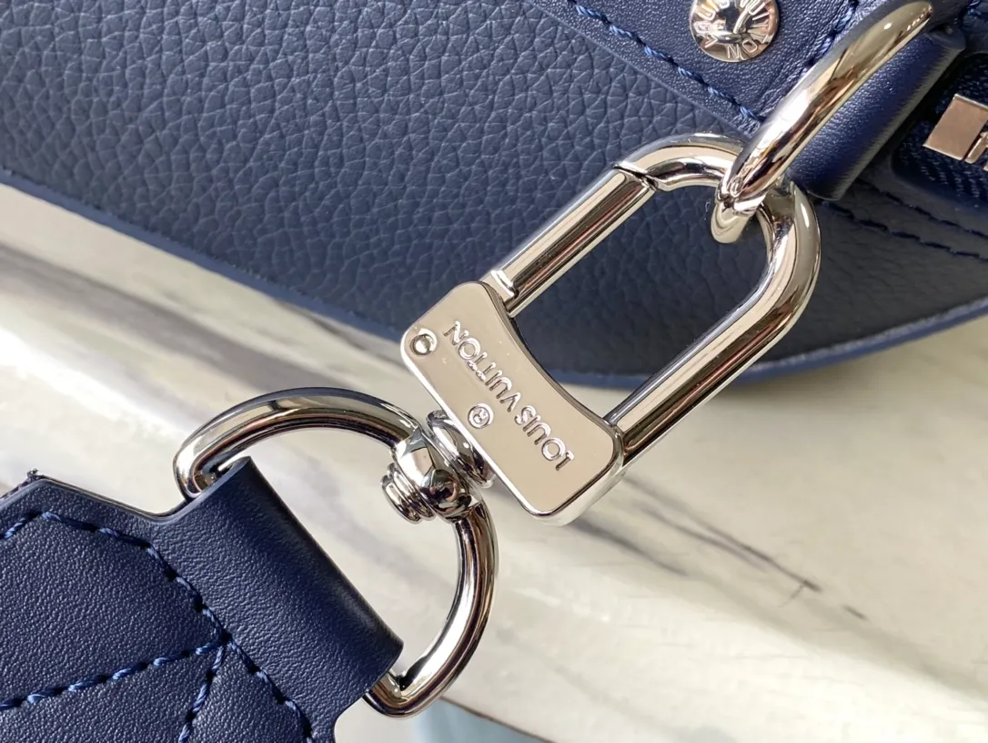 💰1140 (top-grain leather) top original order M11602 This City Keepall handbag is made of LVAerogram Jm cow leather embellished with metal LV letters. It can be carried on the shoulder or crossbody with a detachable and adjustable shoulder strap. The iconic side straps of the Keepall handbag and the nameplate of the Aerogram series add to the brand style. Dimensions: 27 × 17 × 13 cm