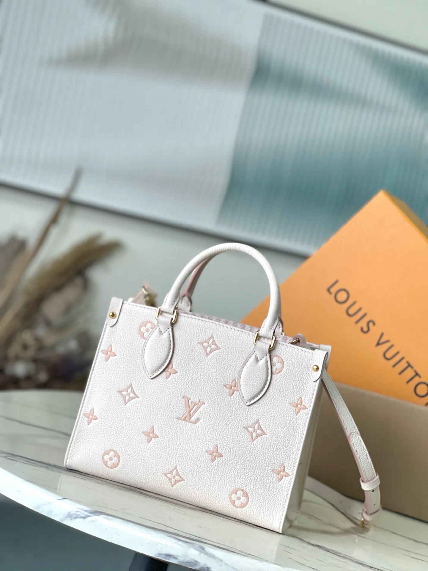 💰1060 (top-grain leather) top-quality original M14403 This OnTheGo small handbag renews the brand's classic Monogram Empreinte leather, using the same tone to outline the pattern. The detachable metal chain accentuates the details, the striped fabric lining adds an elegant touch, and the detachable shoulder strap allows for shoulder or cross-body wear. Dimensions: 25 × 19 × 11.5 cm