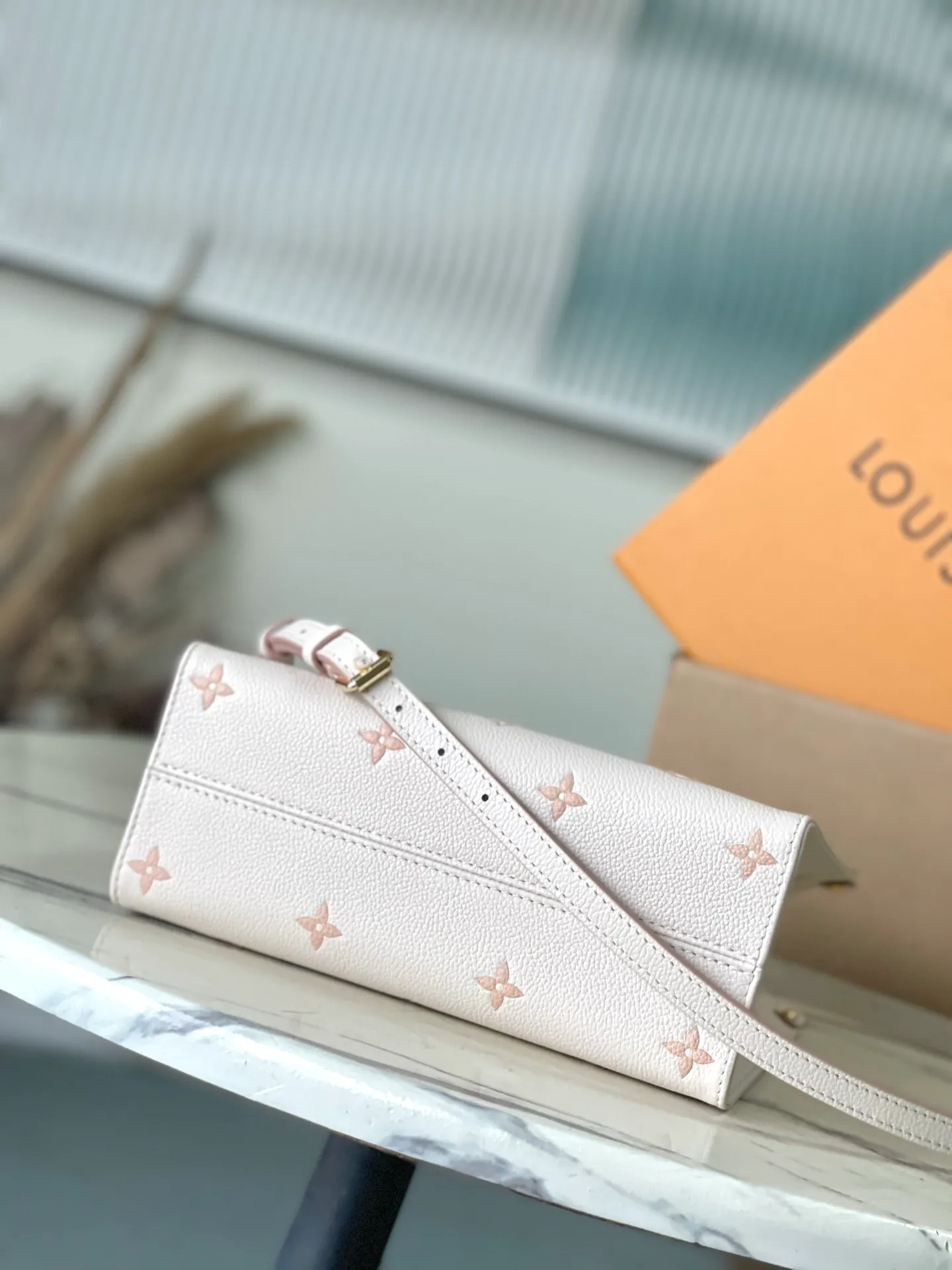 💰1060 (top-grain leather) top-quality original M14403 This OnTheGo small handbag renews the brand's classic Monogram Empreinte leather, using the same tone to outline the pattern. The detachable metal chain accentuates the details, the striped fabric lining adds an elegant touch, and the detachable shoulder strap allows for shoulder or cross-body wear. Dimensions: 25 × 19 × 11.5 cm