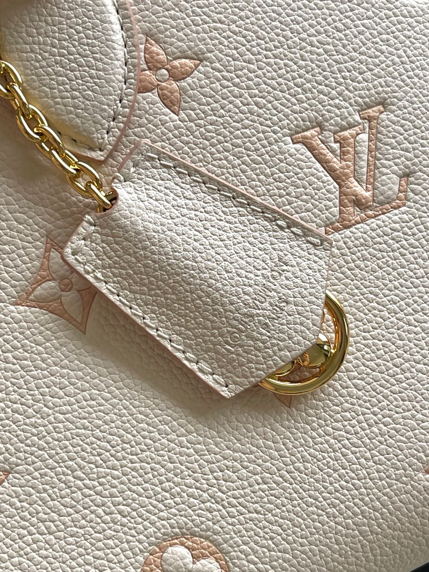 💰1060 (top-grain leather) top-quality original M14403 This OnTheGo small handbag renews the brand's classic Monogram Empreinte leather, using the same tone to outline the pattern. The detachable metal chain accentuates the details, the striped fabric lining adds an elegant touch, and the detachable shoulder strap allows for shoulder or cross-body wear. Dimensions: 25 × 19 × 11.5 cm