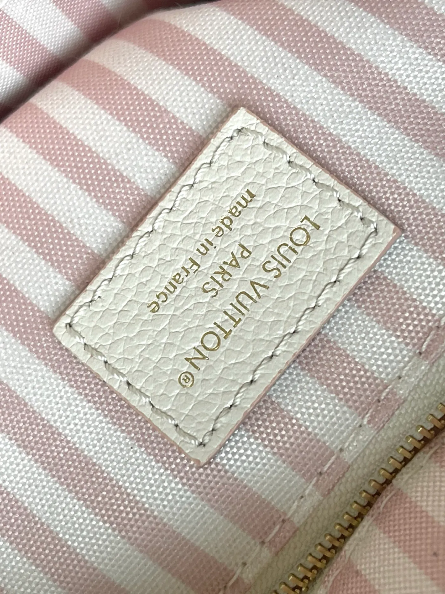 💰1060 (top-grain leather) top-quality original M14403 This OnTheGo small handbag renews the brand's classic Monogram Empreinte leather, using the same tone to outline the pattern. The detachable metal chain accentuates the details, the striped fabric lining adds an elegant touch, and the detachable shoulder strap allows for shoulder or cross-body wear. Dimensions: 25 × 19 × 11.5 cm