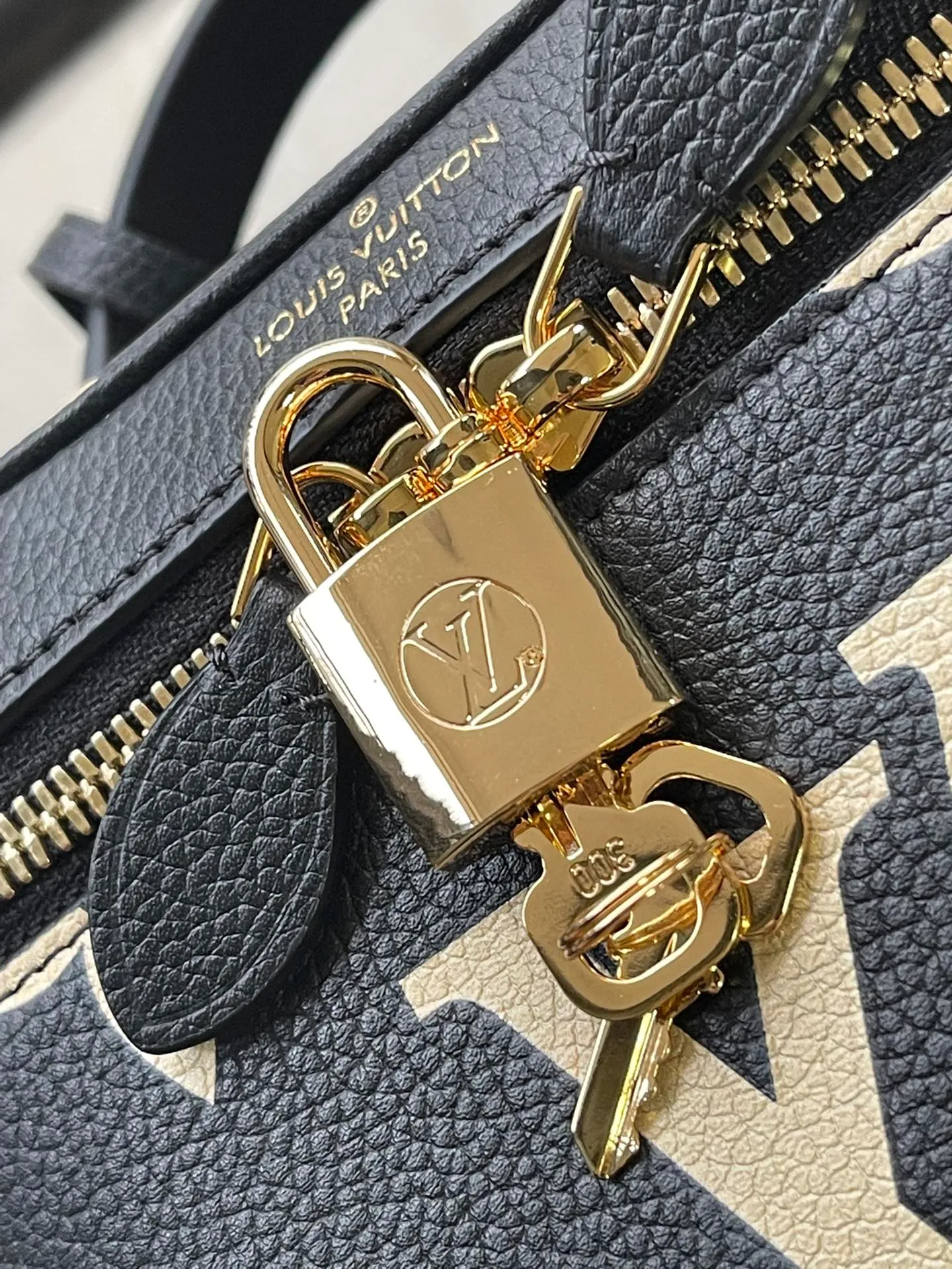 💰1160 (top layer leather) top original order M45780. Support counter inspection. Photos taken of duty-free goods are consistent with the product without unpacking. This product is an exclusive duty-free product in the market and is the highest-end product. Inspection is supported. This product has passed strict inspection and is flawless. Please wear gloves when touching the product. This product is not returnable or exchangeable. Please confirm the product first and then remove the label on the handle. This product is temporarily not open to the public, only regular customers, and is in short supply. Dimensions: 19 x 13 x 11 cm