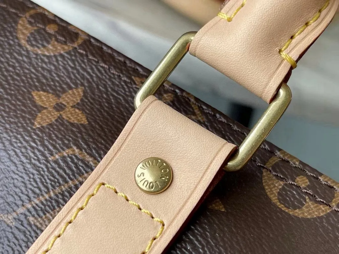 💰960 (size 45) top original M41418 presbyopic yellow leather, spacious capacity, flexible use. Durable, safe and reliable. Fashionable style, mature and stable. Features a secure double zipper and padlock, making it perfect for business or pleasure. Dimensions: 45 × 27 × 20 cm.