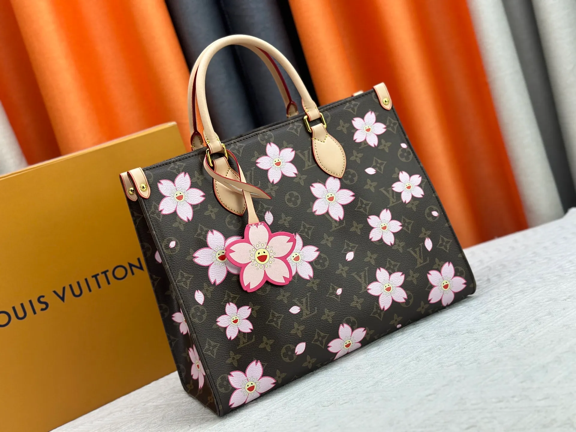 P260 Upgraded original M13269 M45039 M45321 M44571 Takashi Murakami co-branded with cherry blossom. This Onthego medium handbag is decorated with classic Monogram canvas and Monogram Reverse canvas on both sides, presenting different styles at will. Toron's dual handles and shoulder strap allow for a variety of carrying options. Dimensions: 34.0 x 26.0 x 13.0 cm (length x height x width)