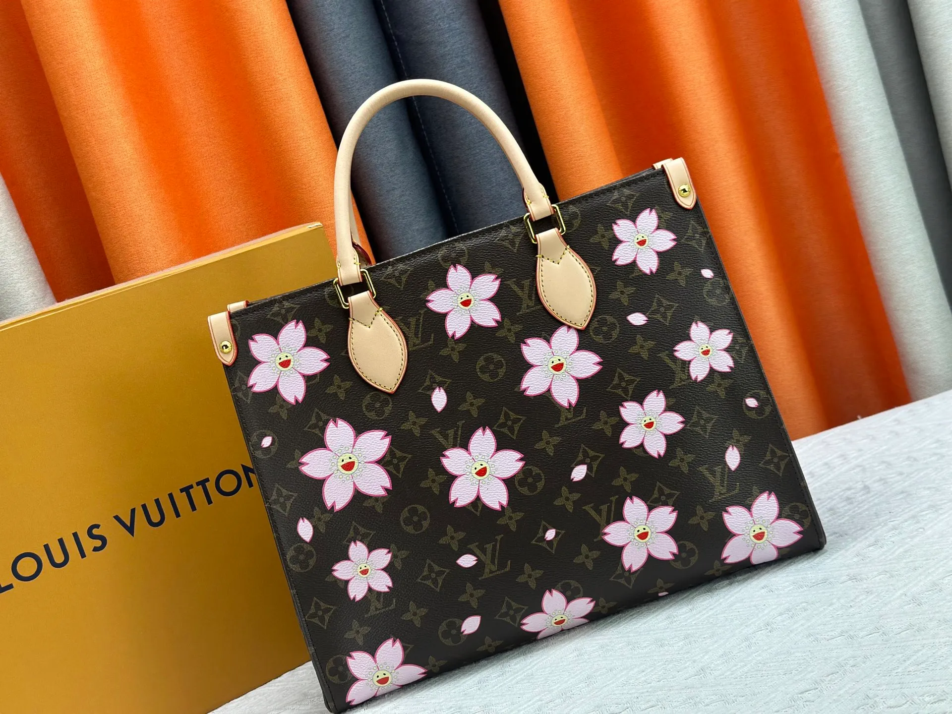 P260 Upgraded original M13269 M45039 M45321 M44571 Takashi Murakami co-branded with cherry blossom. This Onthego medium handbag is decorated with classic Monogram canvas and Monogram Reverse canvas on both sides, presenting different styles at will. Toron's dual handles and shoulder strap allow for a variety of carrying options. Dimensions: 34.0 x 26.0 x 13.0 cm (length x height x width)