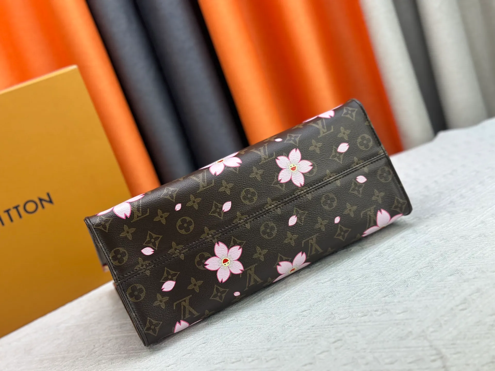 P260 Upgraded original M13269 M45039 M45321 M44571 Takashi Murakami co-branded with cherry blossom. This Onthego medium handbag is decorated with classic Monogram canvas and Monogram Reverse canvas on both sides, presenting different styles at will. Toron's dual handles and shoulder strap allow for a variety of carrying options. Dimensions: 34.0 x 26.0 x 13.0 cm (length x height x width)