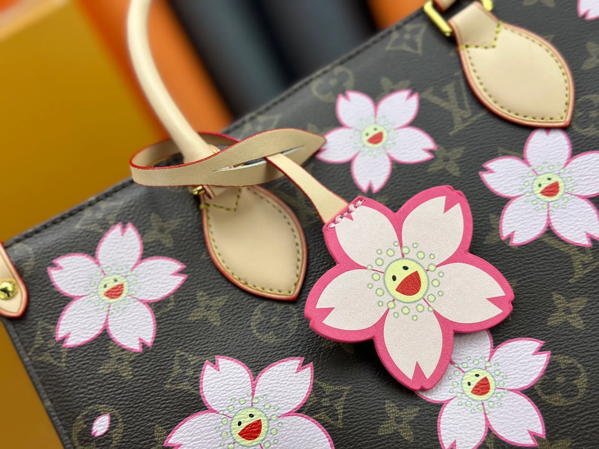 P260 Upgraded original M13269 M45039 M45321 M44571 Takashi Murakami co-branded with cherry blossom. This Onthego medium handbag is decorated with classic Monogram canvas and Monogram Reverse canvas on both sides, presenting different styles at will. Toron's dual handles and shoulder strap allow for a variety of carrying options. Dimensions: 34.0 x 26.0 x 13.0 cm (length x height x width)