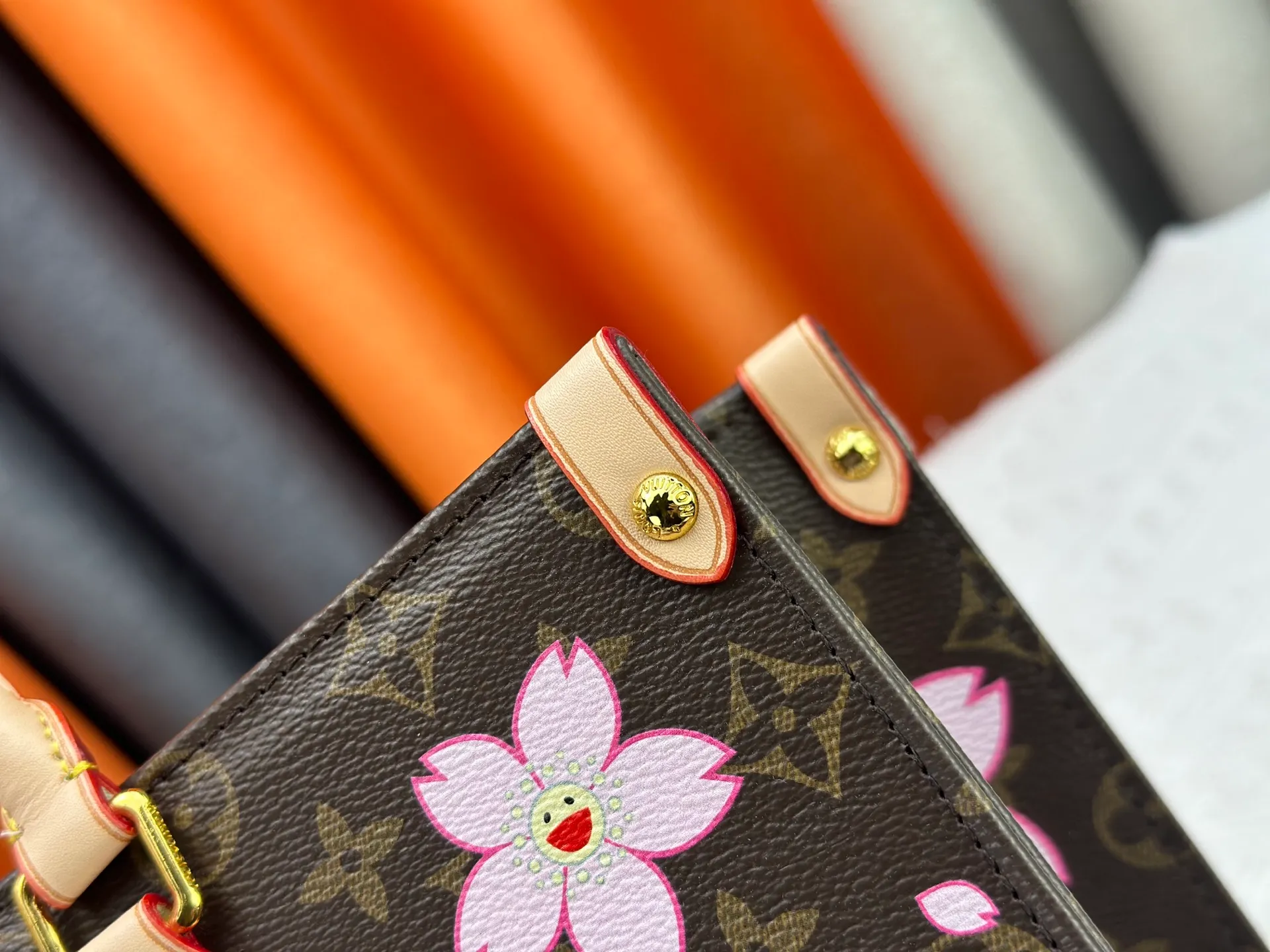 P260 Upgraded original M13269 M45039 M45321 M44571 Takashi Murakami co-branded with cherry blossom. This Onthego medium handbag is decorated with classic Monogram canvas and Monogram Reverse canvas on both sides, presenting different styles at will. Toron's dual handles and shoulder strap allow for a variety of carrying options. Dimensions: 34.0 x 26.0 x 13.0 cm (length x height x width)