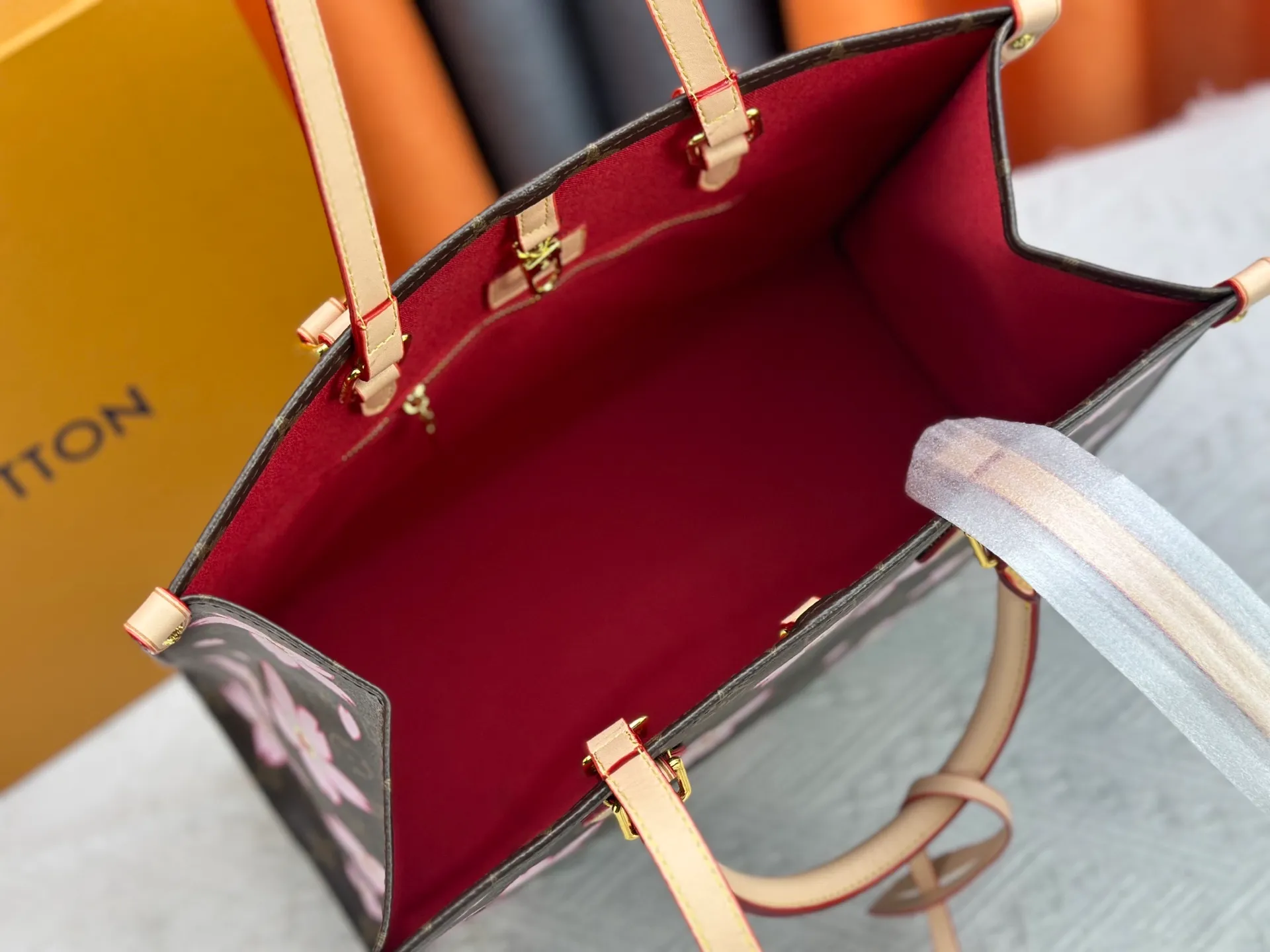 P260 Upgraded original M13269 M45039 M45321 M44571 Takashi Murakami co-branded with cherry blossom. This Onthego medium handbag is decorated with classic Monogram canvas and Monogram Reverse canvas on both sides, presenting different styles at will. Toron's dual handles and shoulder strap allow for a variety of carrying options. Dimensions: 34.0 x 26.0 x 13.0 cm (length x height x width)