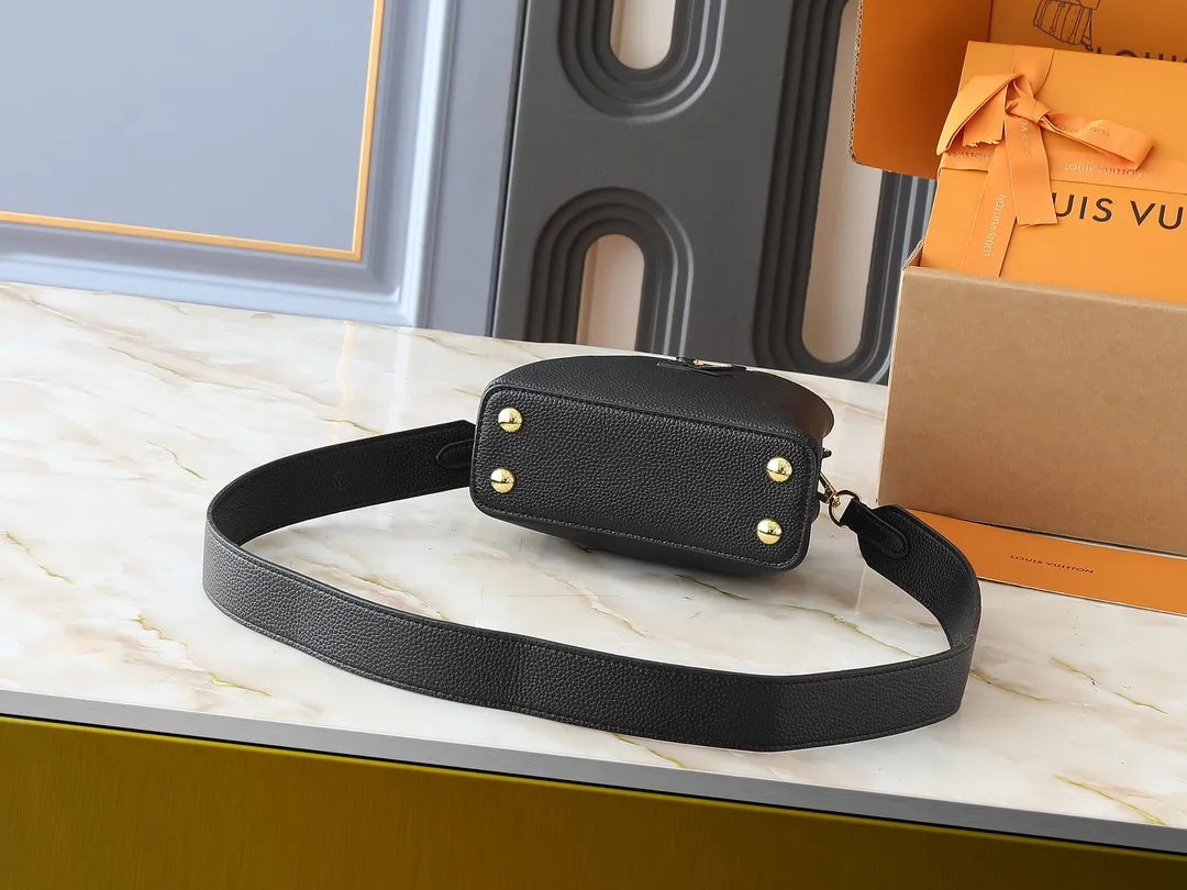 💰320💰Guangzhou goods Upgraded original M80071 M80041 M81410 M81258 M98477 This Capucines mini handbag displays the subtle sheen of the delicate Taurillon leather and python leather handles, embellished with iconic letters. The detachable wide shoulder strap allows the compact size to be worn on the shoulder or cross-body. Dimensions: 21.0 x 14.0 x 8.0 cm