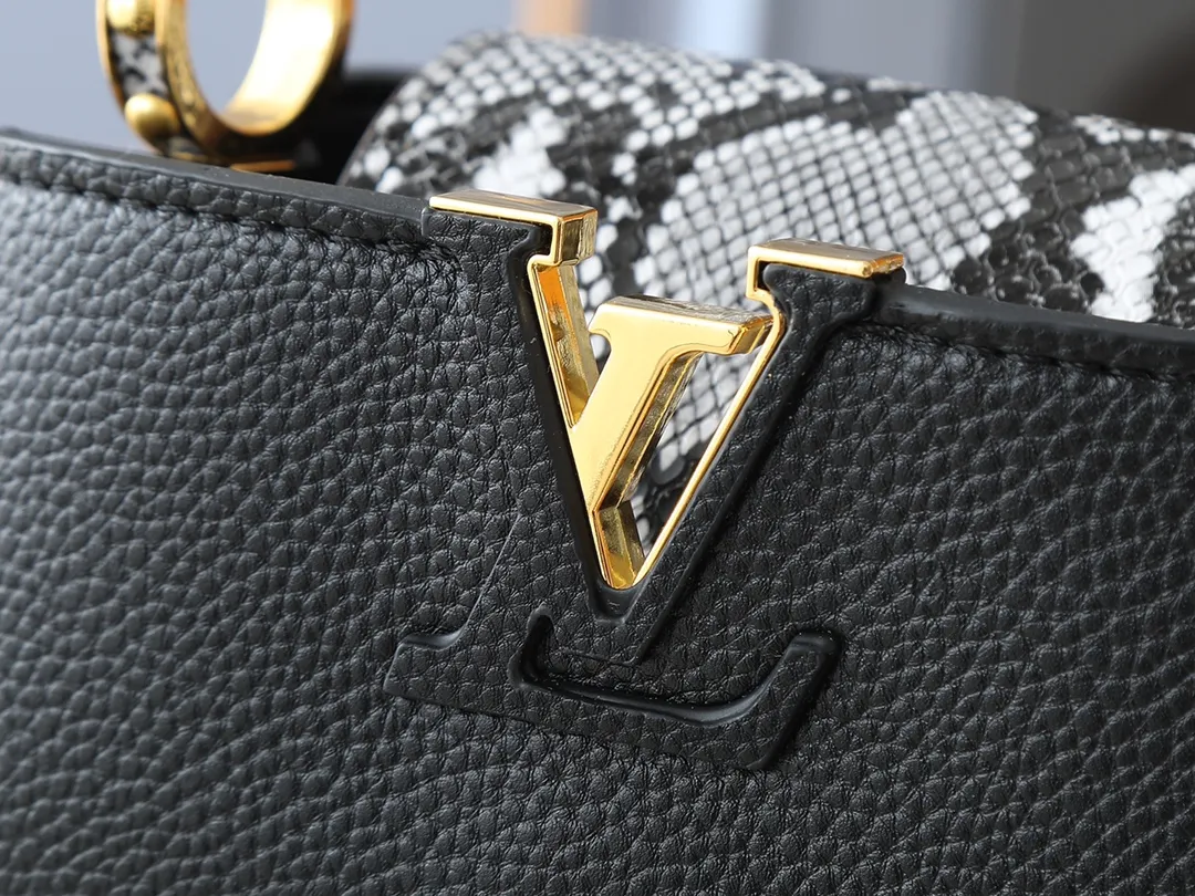 💰320💰Guangzhou goods Upgraded original M80071 M80041 M81410 M81258 M98477 This Capucines mini handbag displays the subtle sheen of the delicate Taurillon leather and python leather handles, embellished with iconic letters. The detachable wide shoulder strap allows the compact size to be worn on the shoulder or cross-body. Dimensions: 21.0 x 14.0 x 8.0 cm
