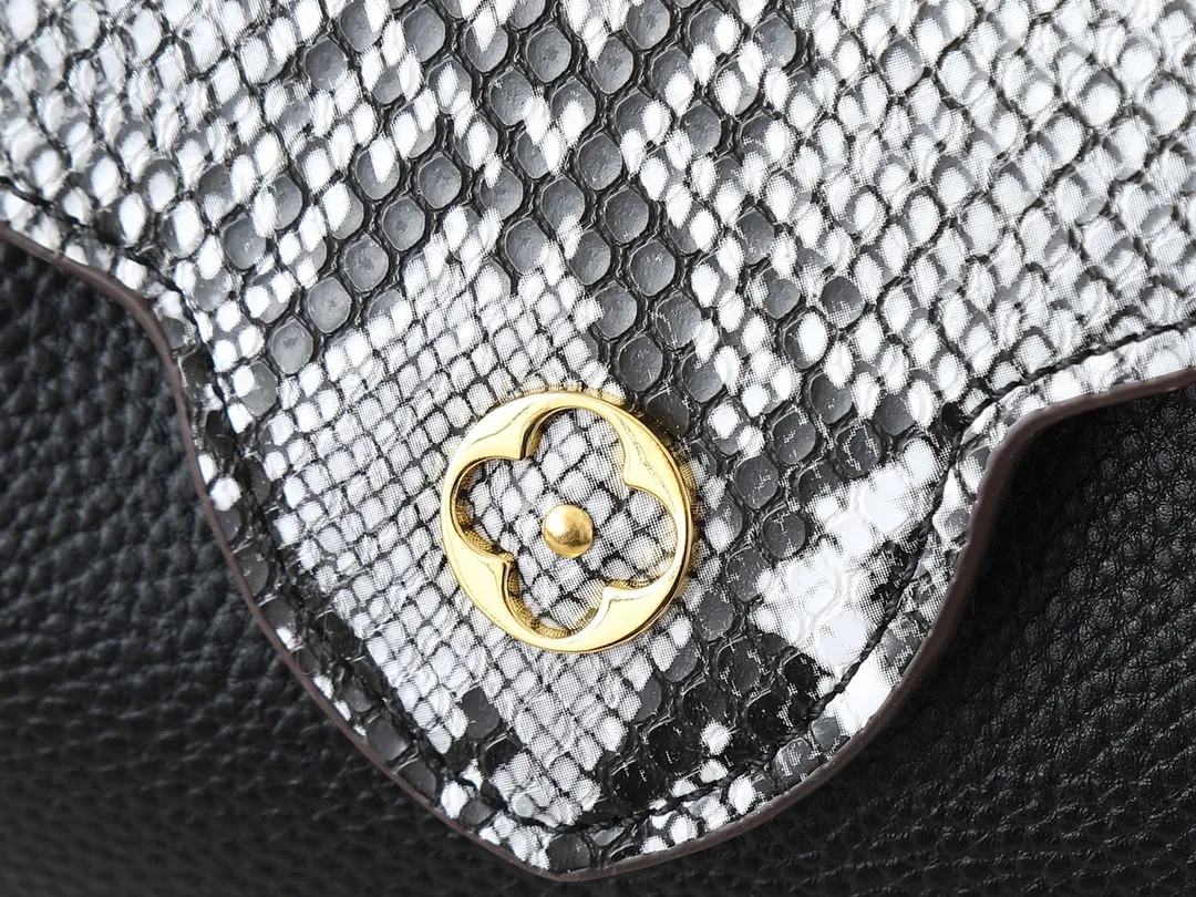 💰320💰Guangzhou goods Upgraded original M80071 M80041 M81410 M81258 M98477 This Capucines mini handbag displays the subtle sheen of the delicate Taurillon leather and python leather handles, embellished with iconic letters. The detachable wide shoulder strap allows the compact size to be worn on the shoulder or cross-body. Dimensions: 21.0 x 14.0 x 8.0 cm